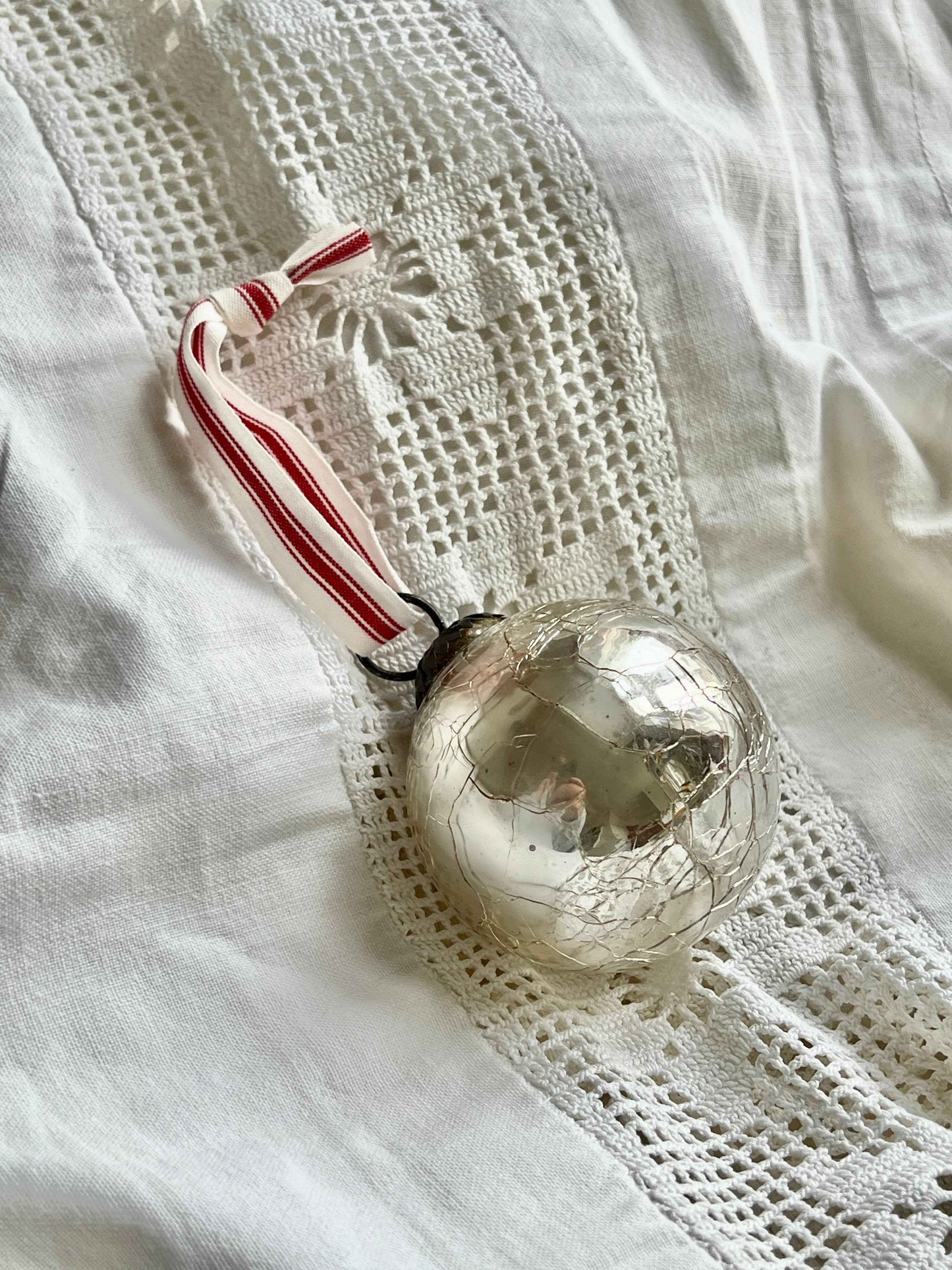 Antik fransk julekugle i sølv med rødt bånd – vintage glasornament