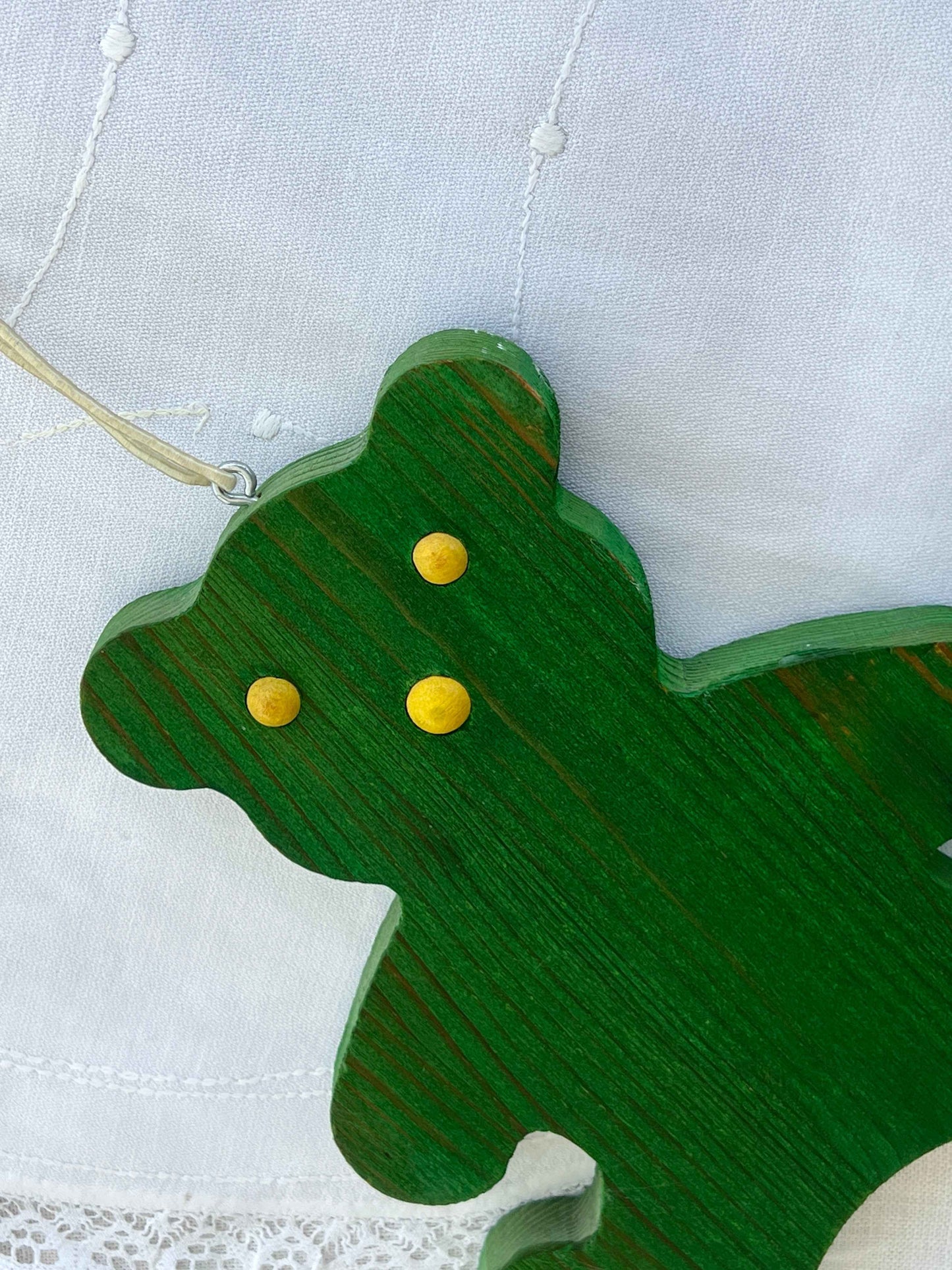 Bamse i malet træ med ophæng