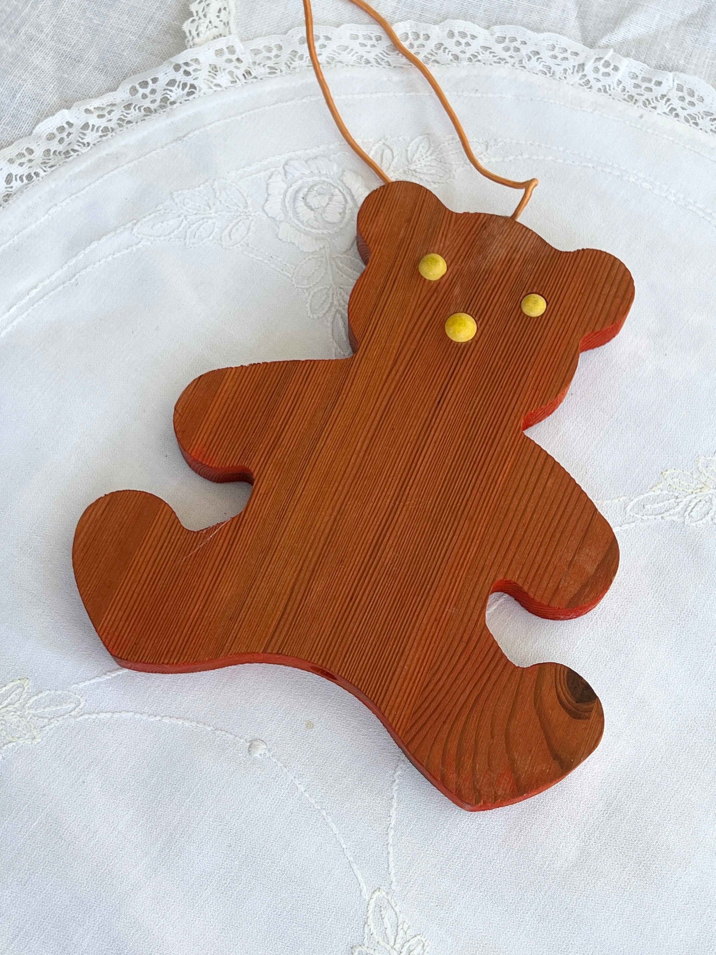 Bamse i malet træ med ophæng