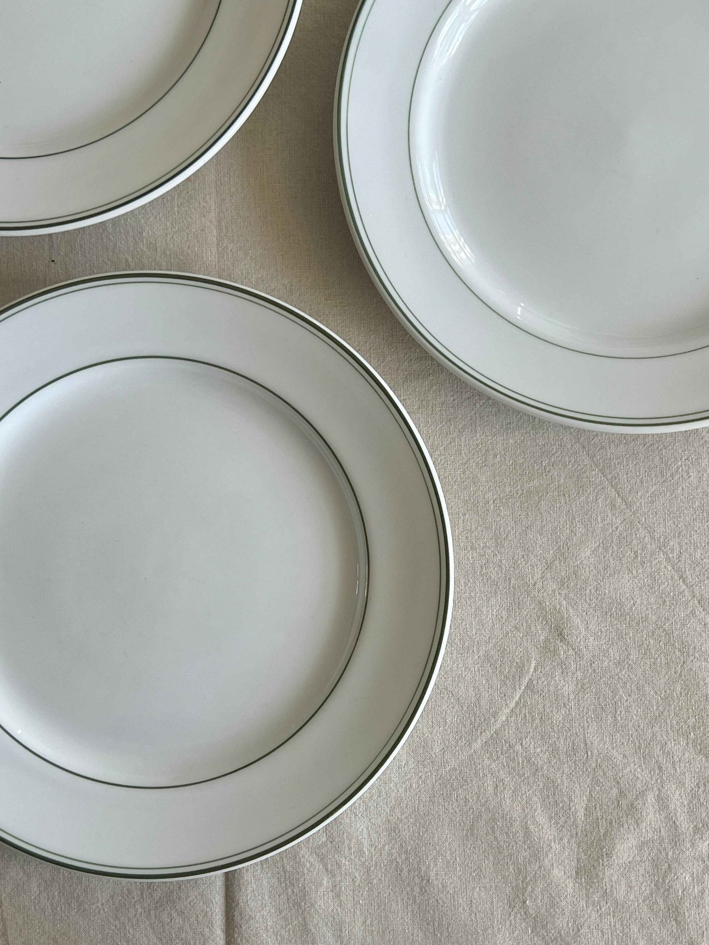 3 vintage frokosttallerkener med grøn kant · Ø20 cm (én med lille skår)