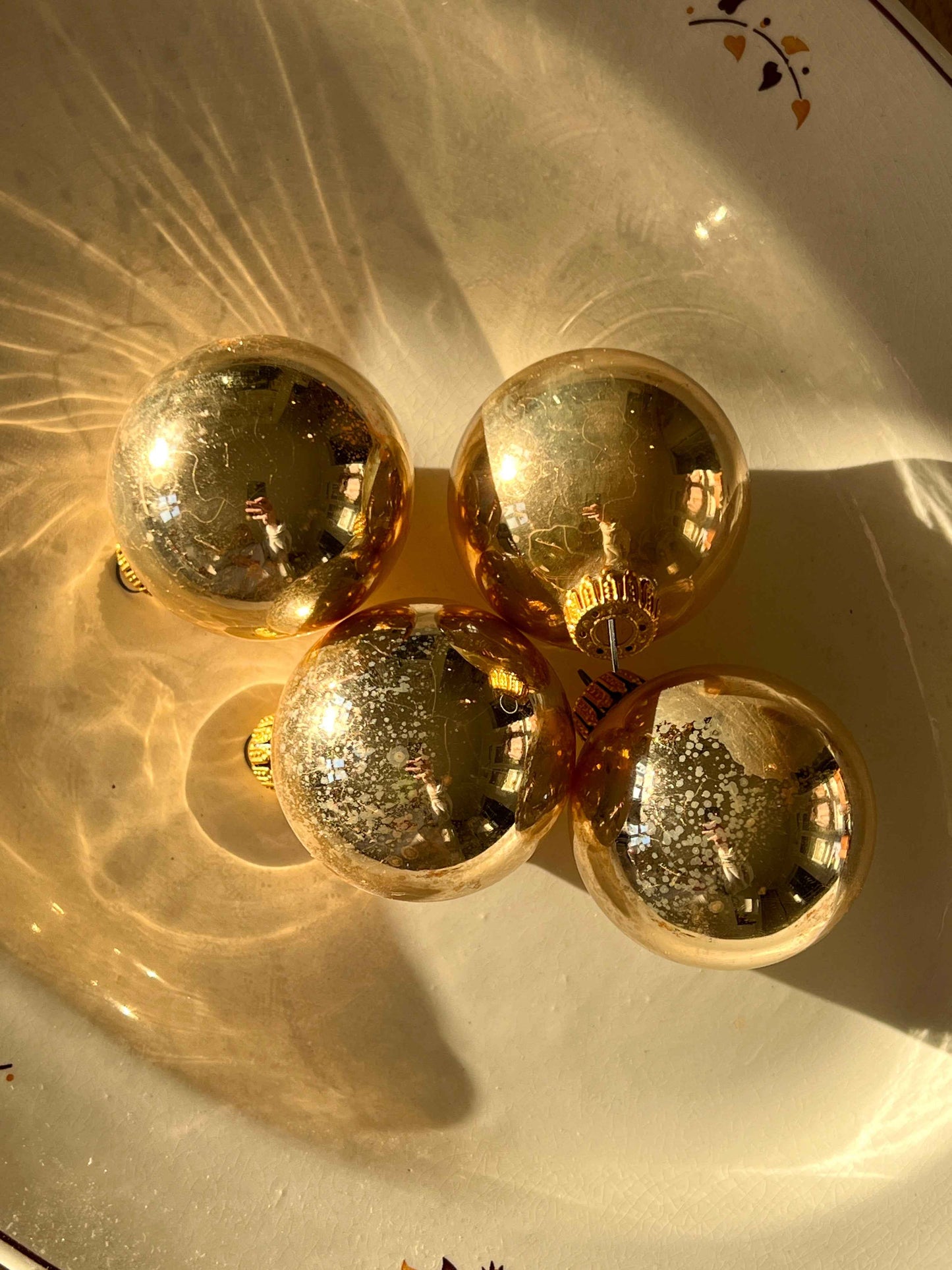 Fransk vintage julekugle i guld – Ø7 cm (silkebånd ophæng)