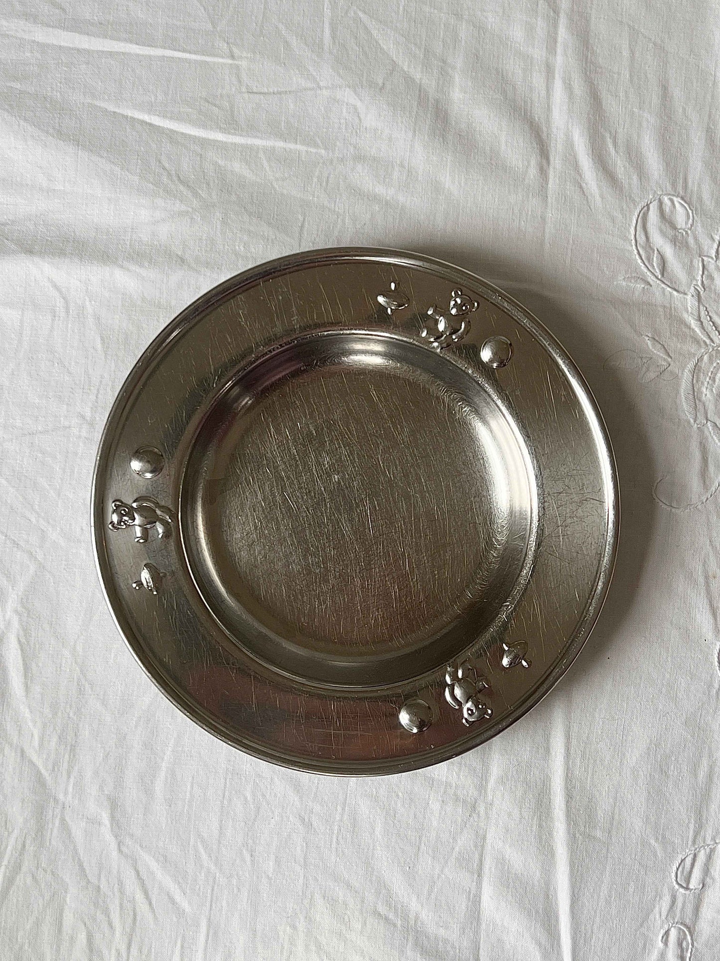 Vintage børnetallerken med bamse-motiv · Stål · Ø18 cm