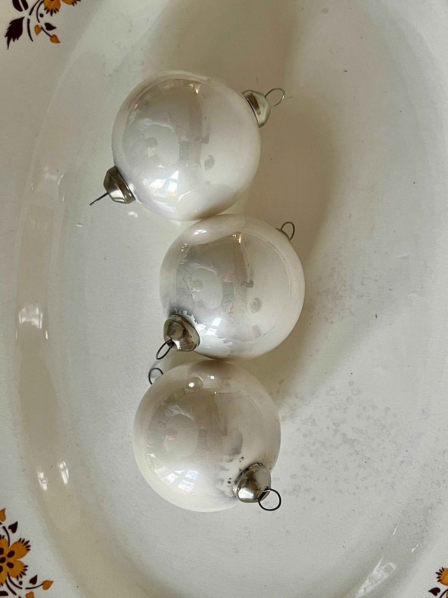 Franske julekugler i perlemorhvidt glas – Ø7 cm vintage ornament