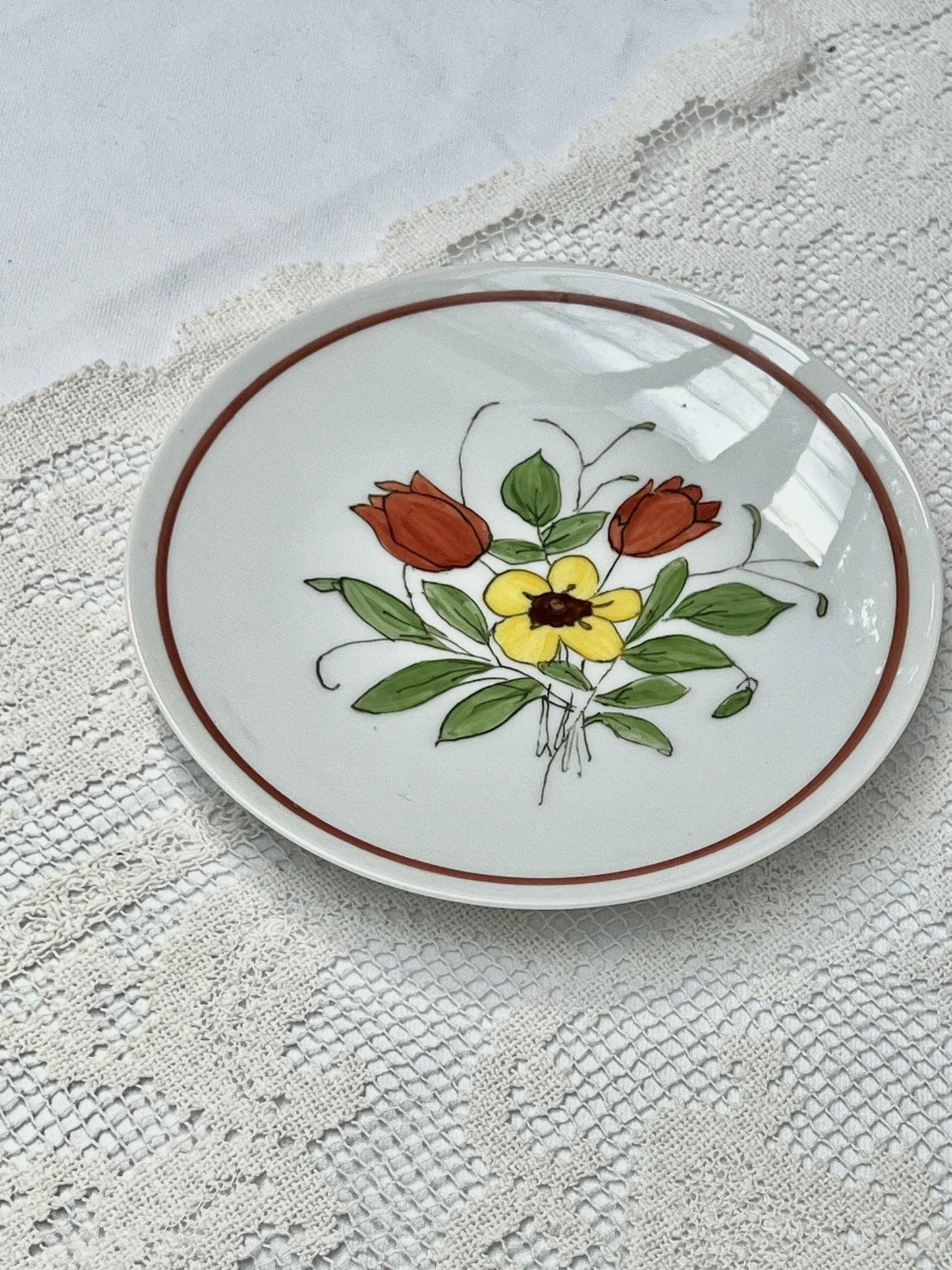 Enkelt håndmalet frokosttallerken med blomstermotiv Ø20