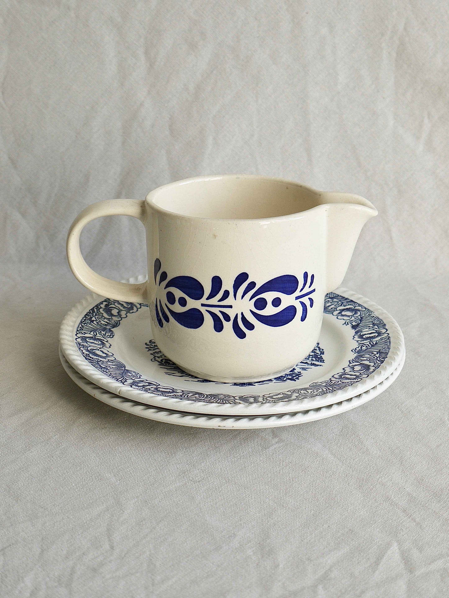 Blå stentøjskande med håndtag og hældetud – vintage keramik