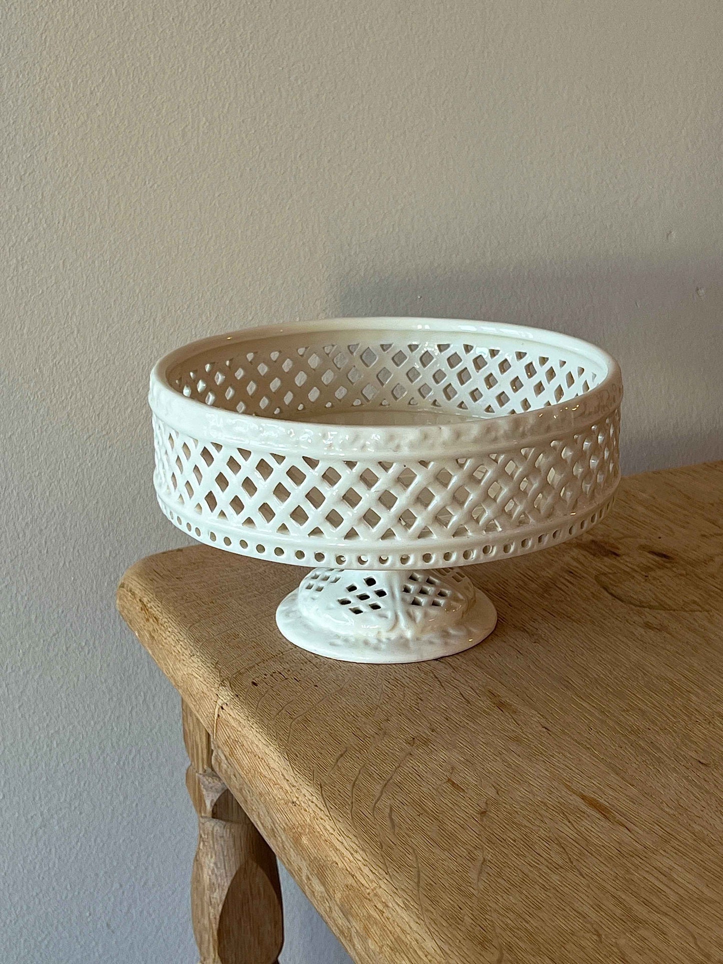 Opsats i porcelæn med fine detaljer Ø22,5 H13