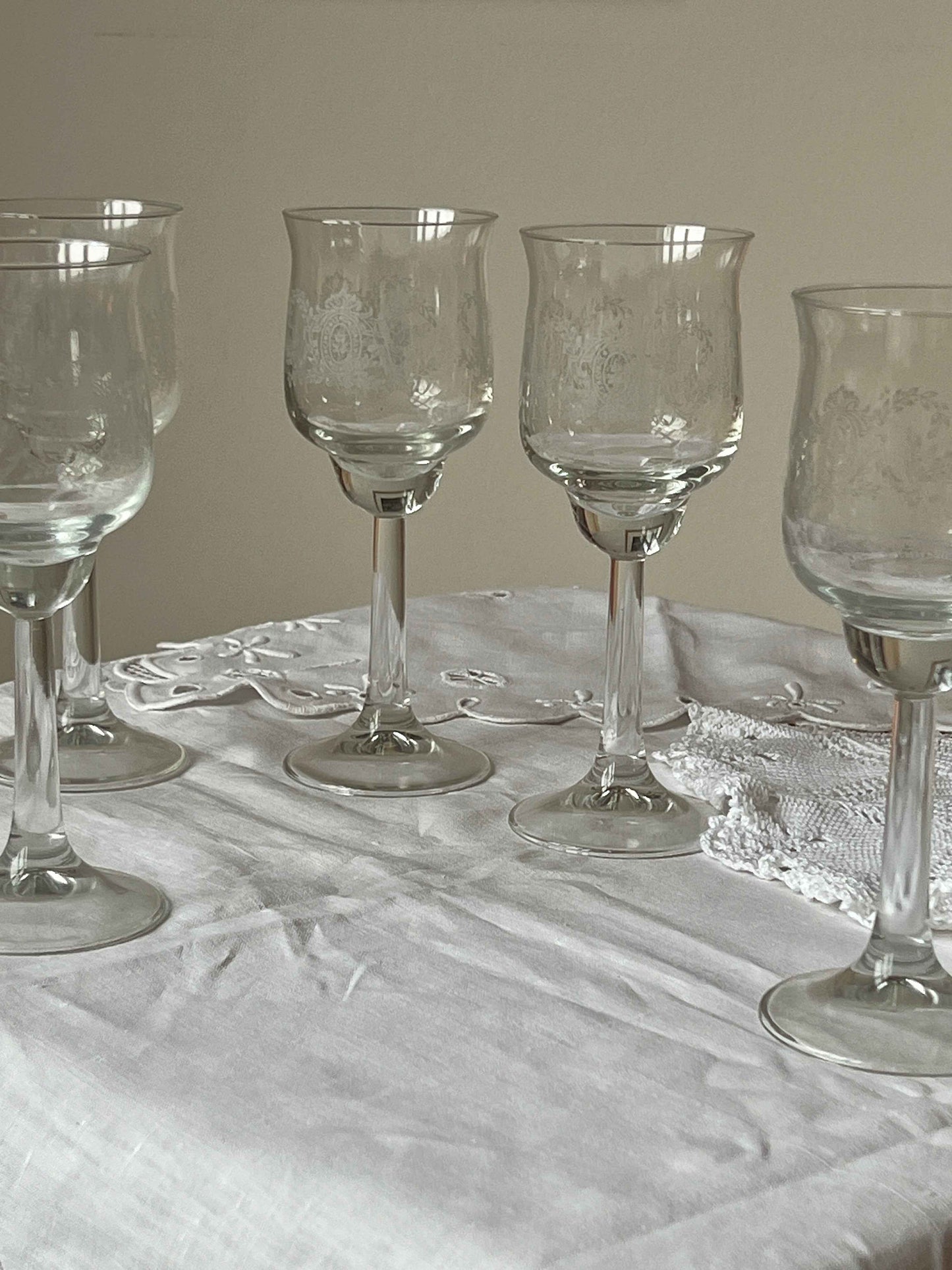 Vintage vinglas med dekorering · H17,5 cm