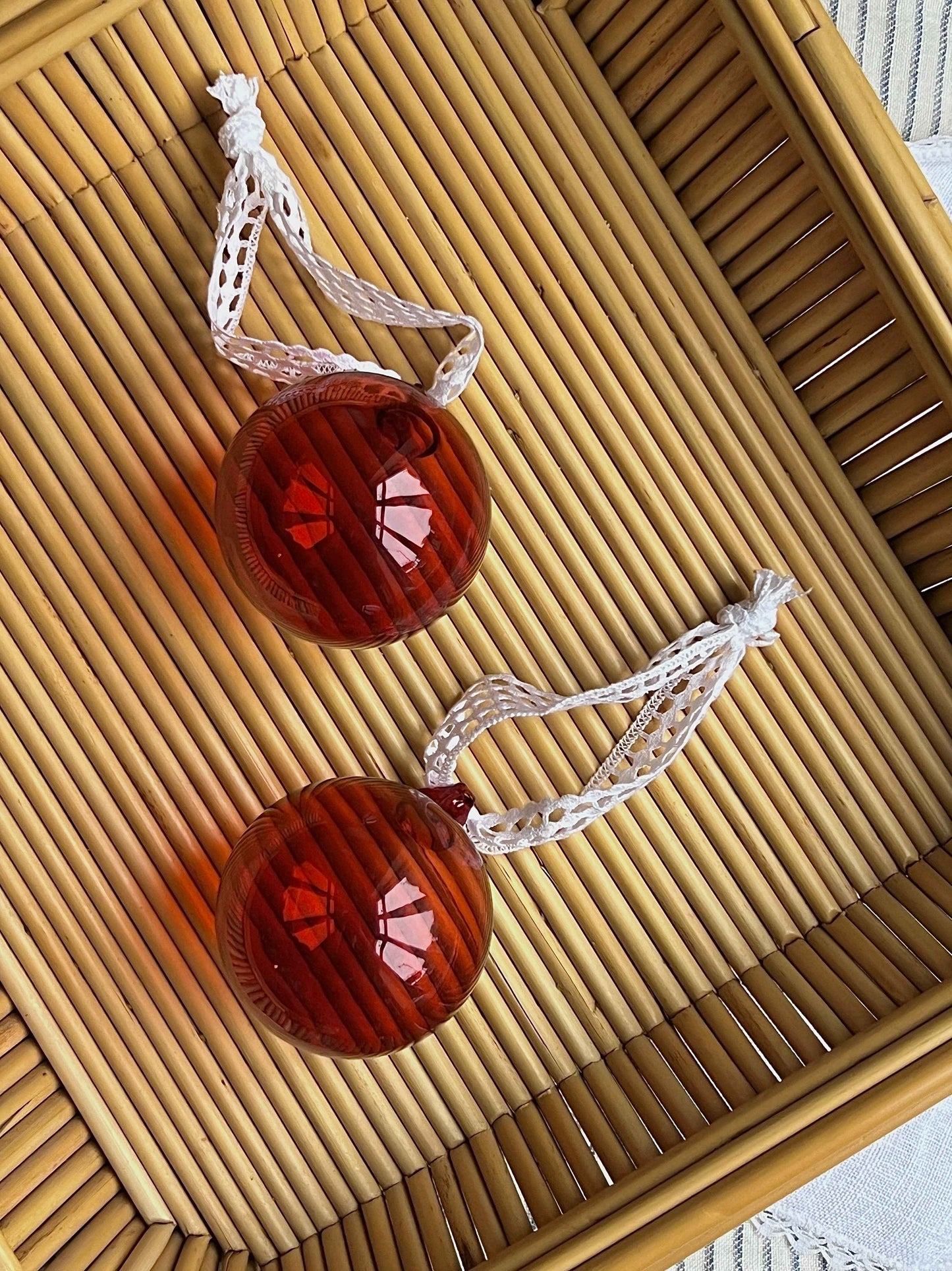 Franske store julekugler i rødt glas med vintage broderi anglaise bånd