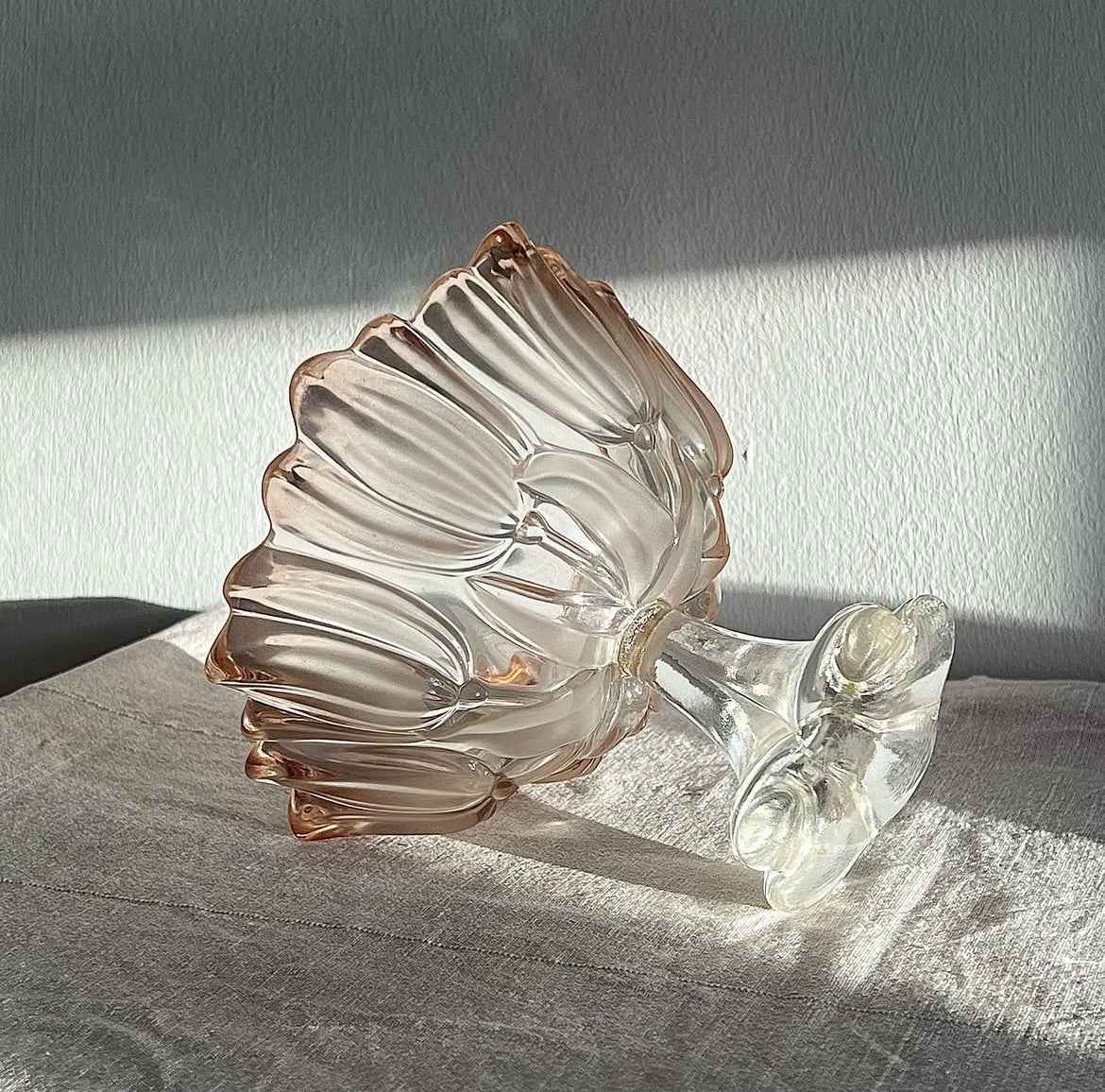 Glasskål med fod og tulipanmønster