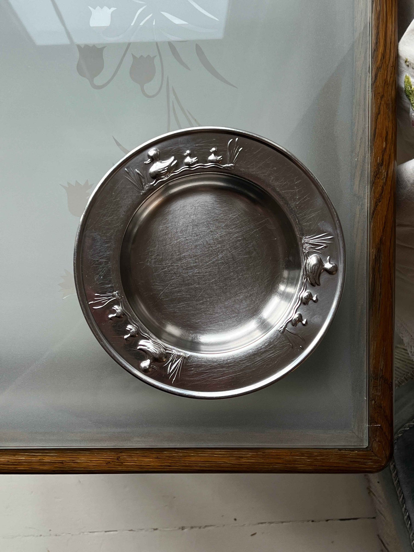 Dyb børnetallerken i rustfri stål med andemotiv