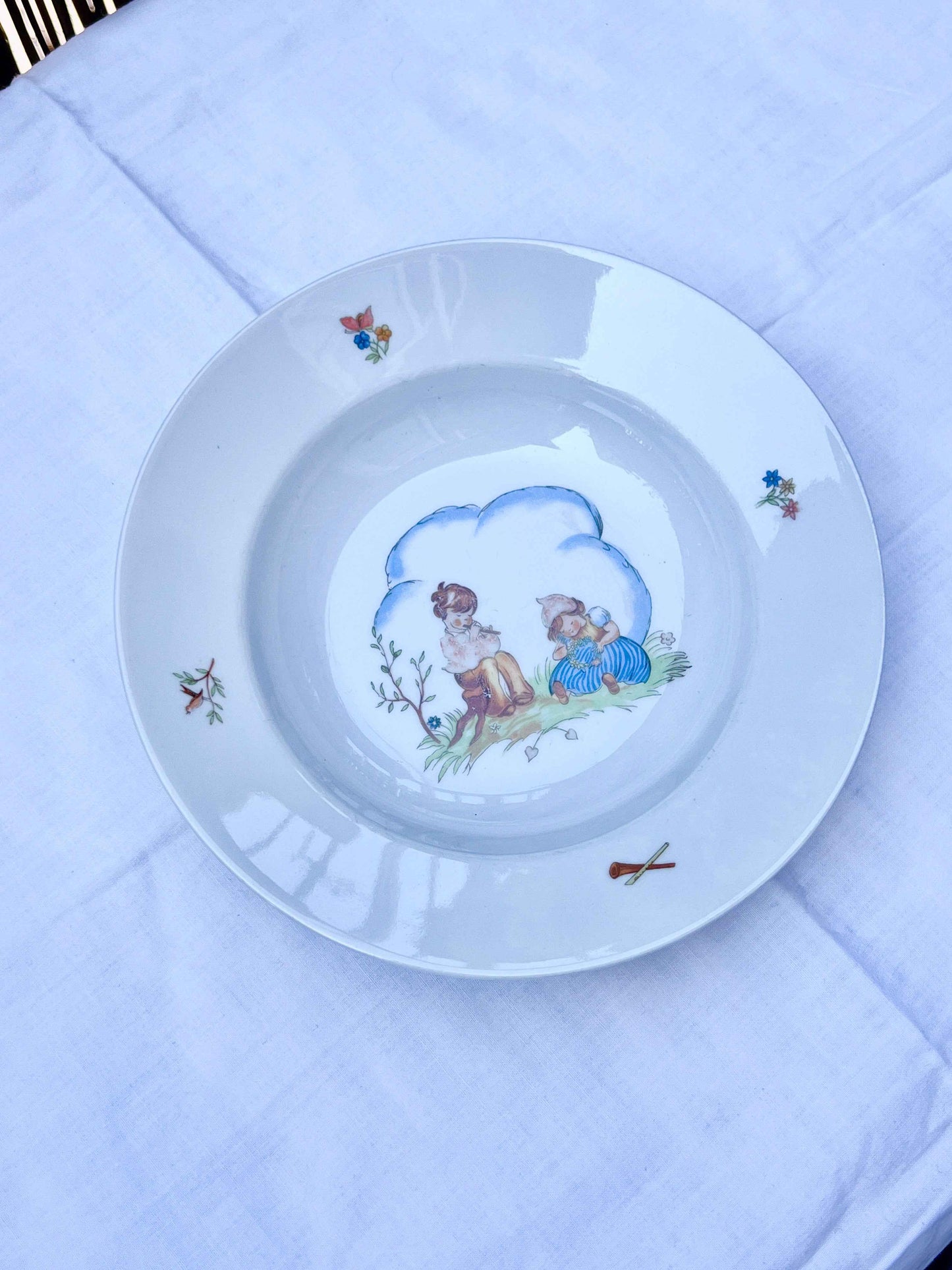 Dyb tallerken i porcelæn med håndmalet motiv