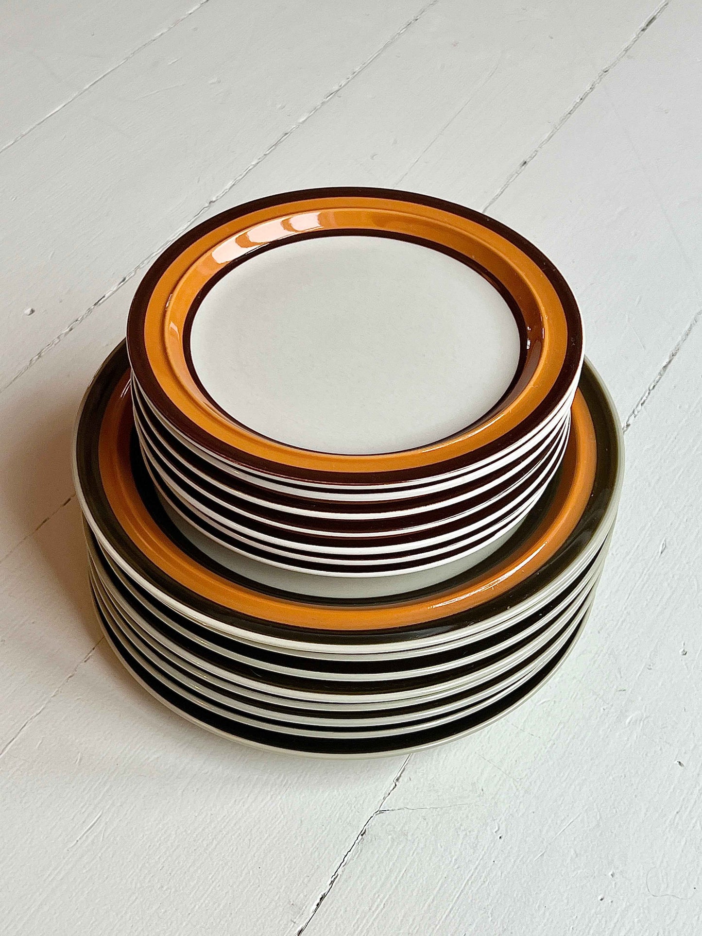 Frokosttallerkener med brun og orange kant