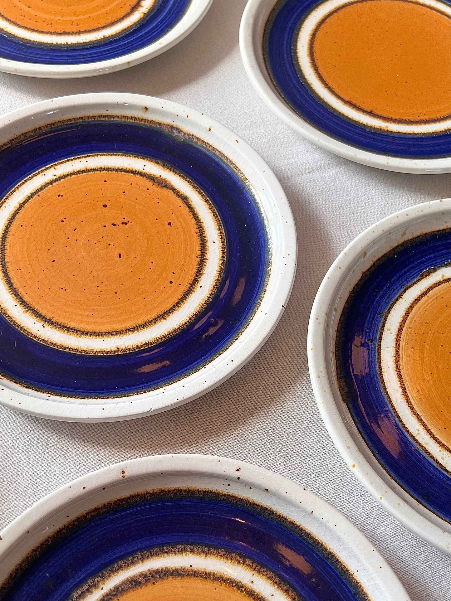 Retro middagstallerkener i stentøj – orange og koboltblå – Ø23 cm (1 stk)