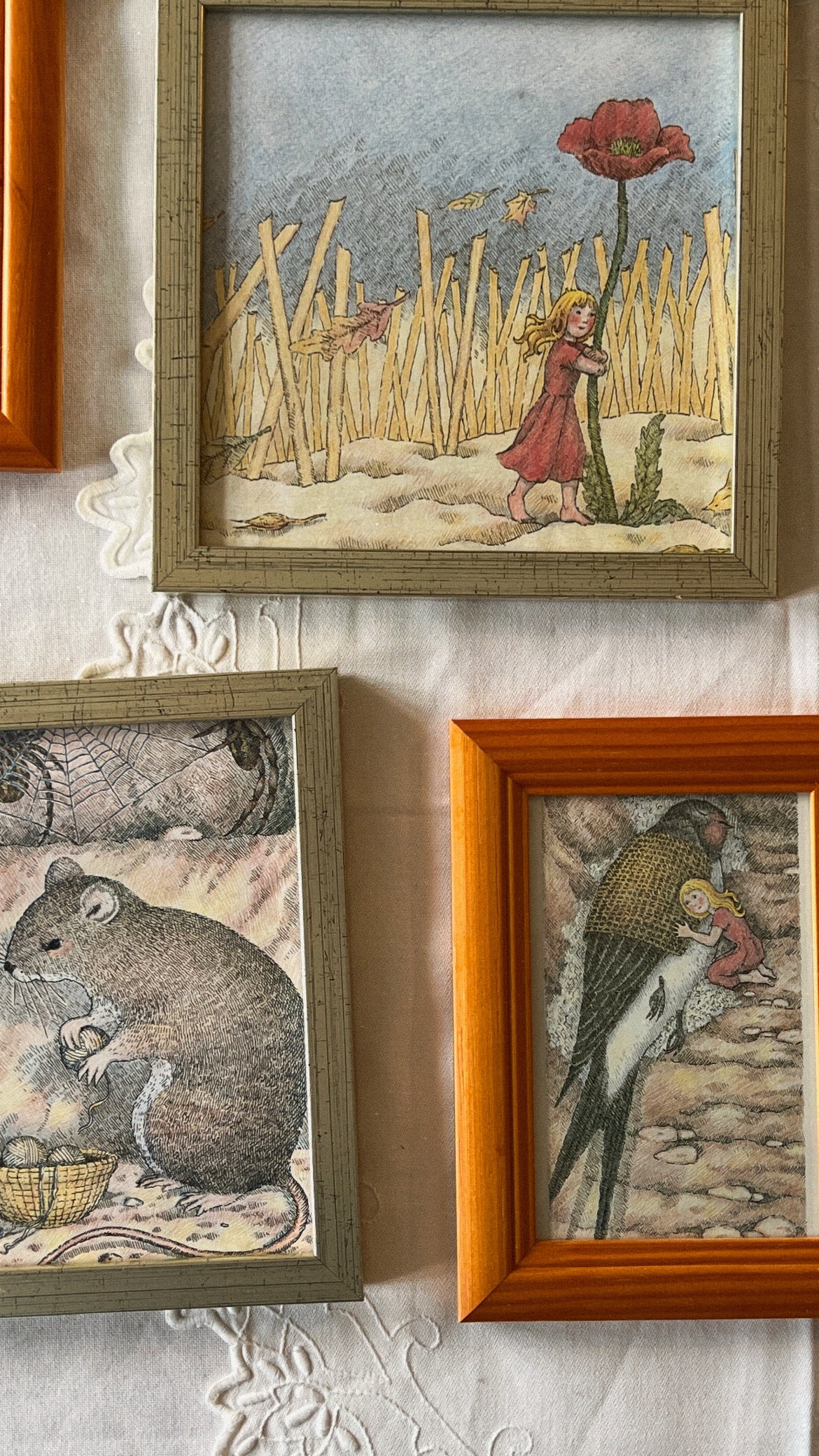 Tommelise illustration i træramme - musens garn