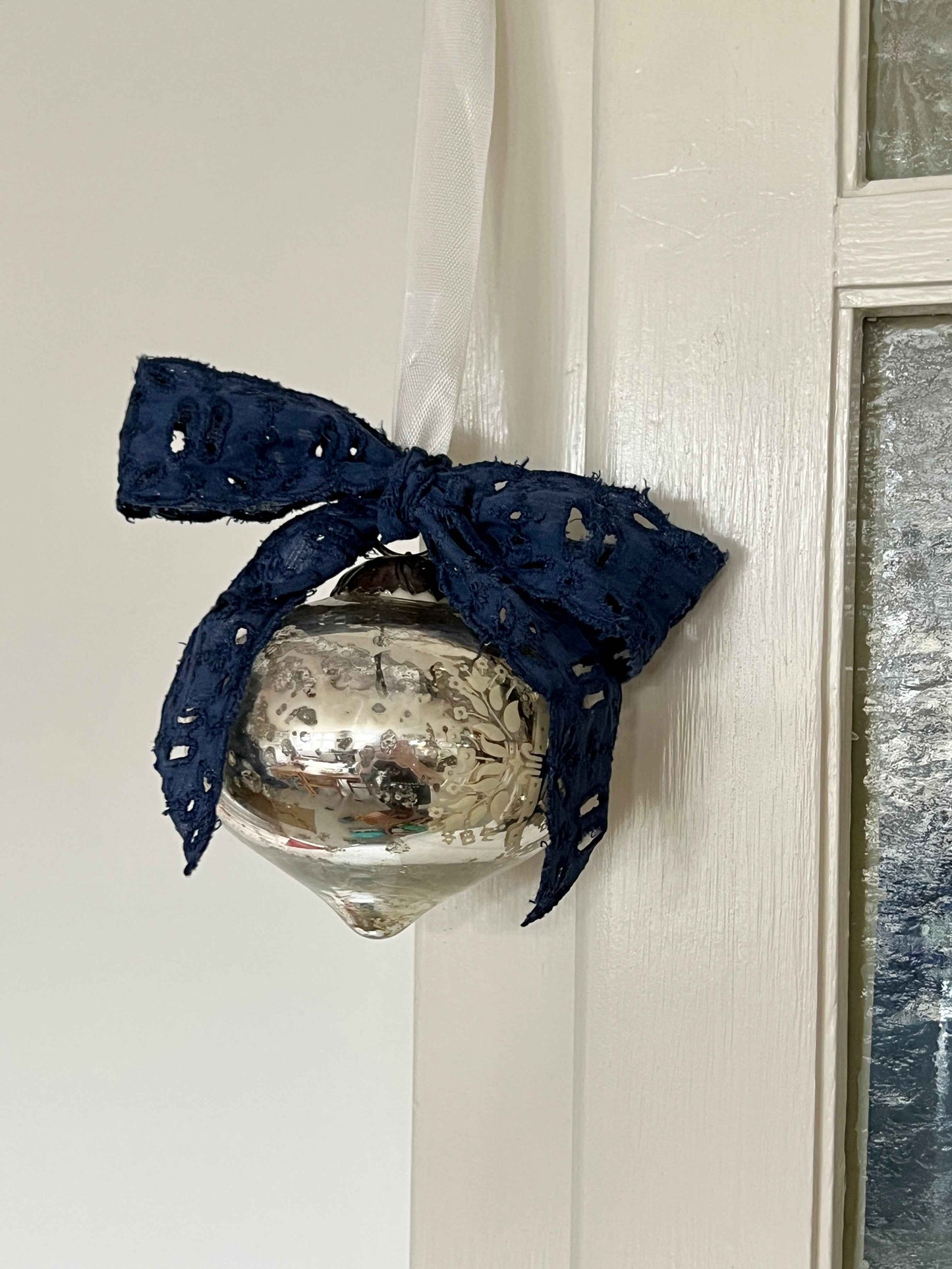 Dråbeformet fransk vintage julekugle i sølvfarvet spejlglas med sløjfe i broderi anglaise