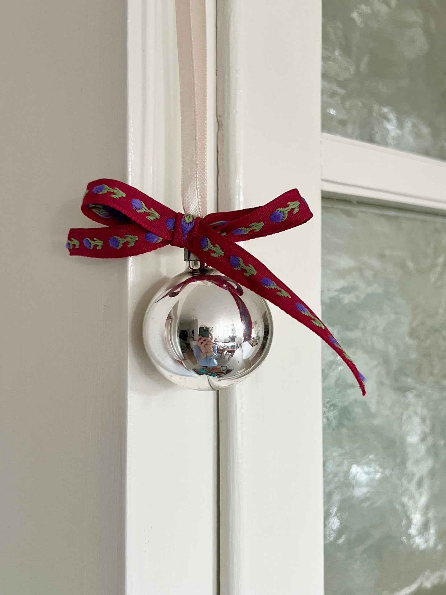 Fransk sølv julekugle med vintage sløjfe