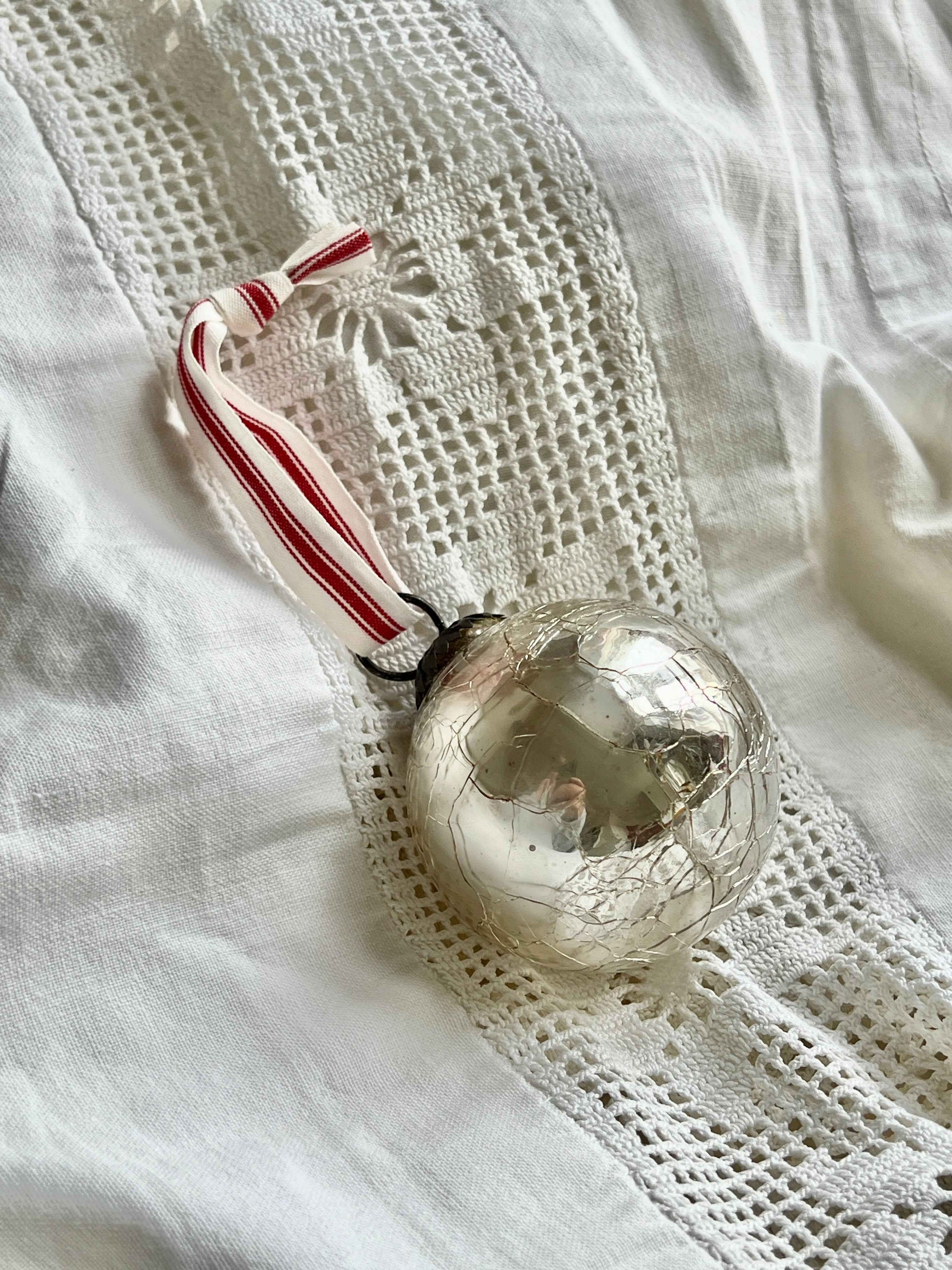 Antik fransk julekugle i sølv med rødt bånd – vintage glasornament