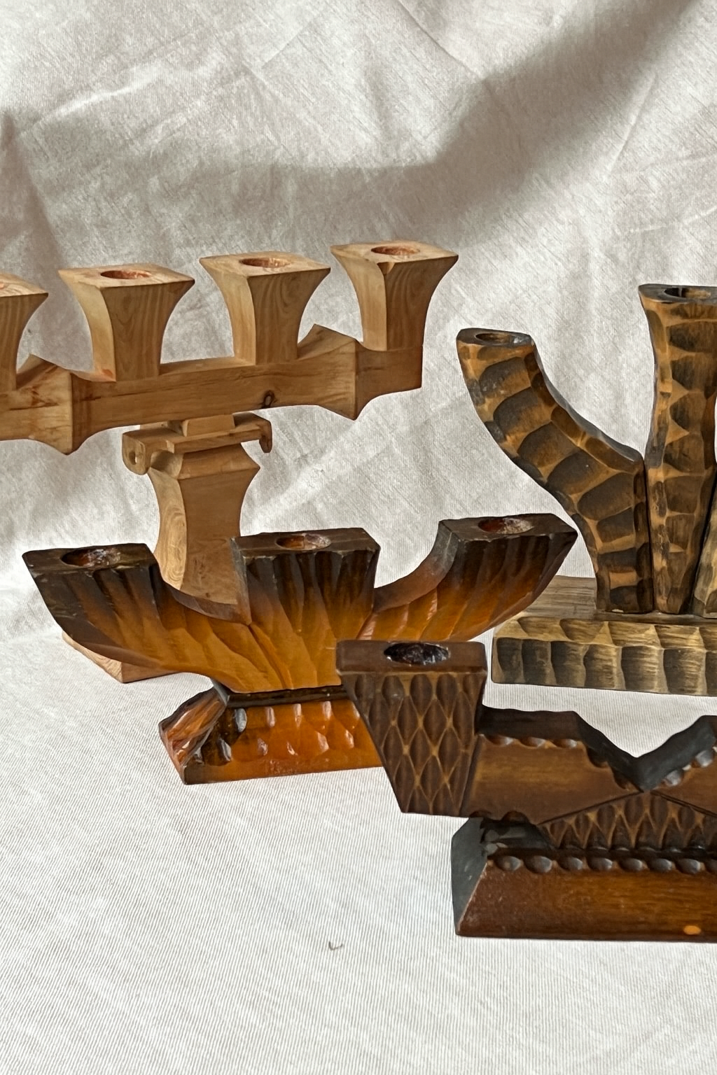 Håndskåret svensk trearmet lysestage i træ