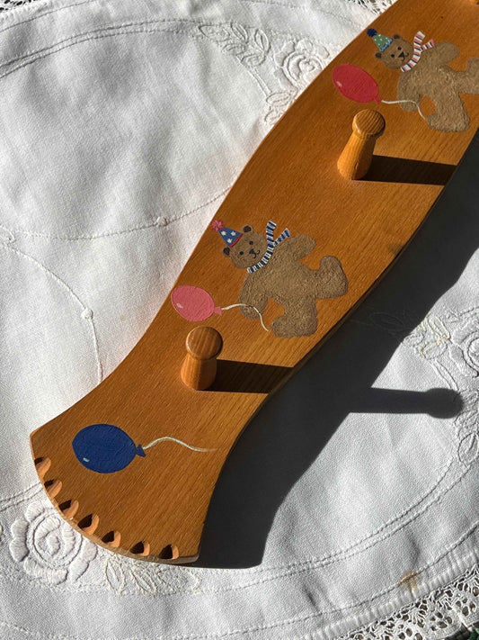 Knagerække i træ med bamser