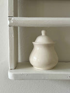 Vintage sukkerkrukke i råhvid porcelæn med låg · H13 × B9 cm