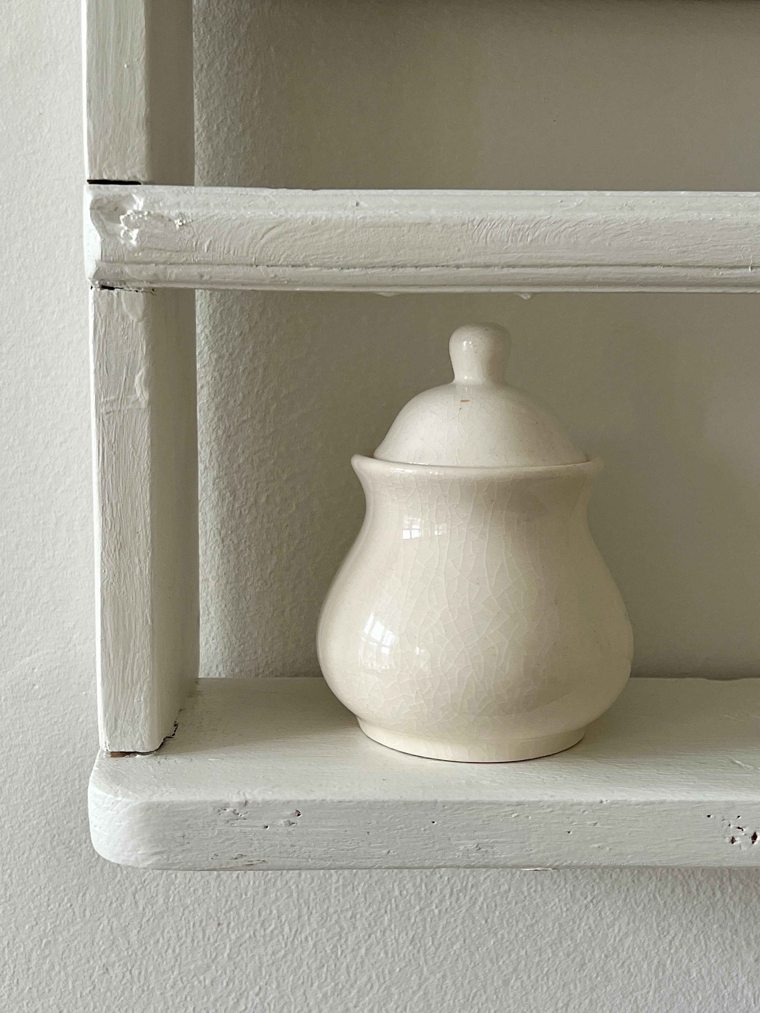 Vintage sukkerkrukke i råhvid porcelæn med låg · H13 × B9 cm
