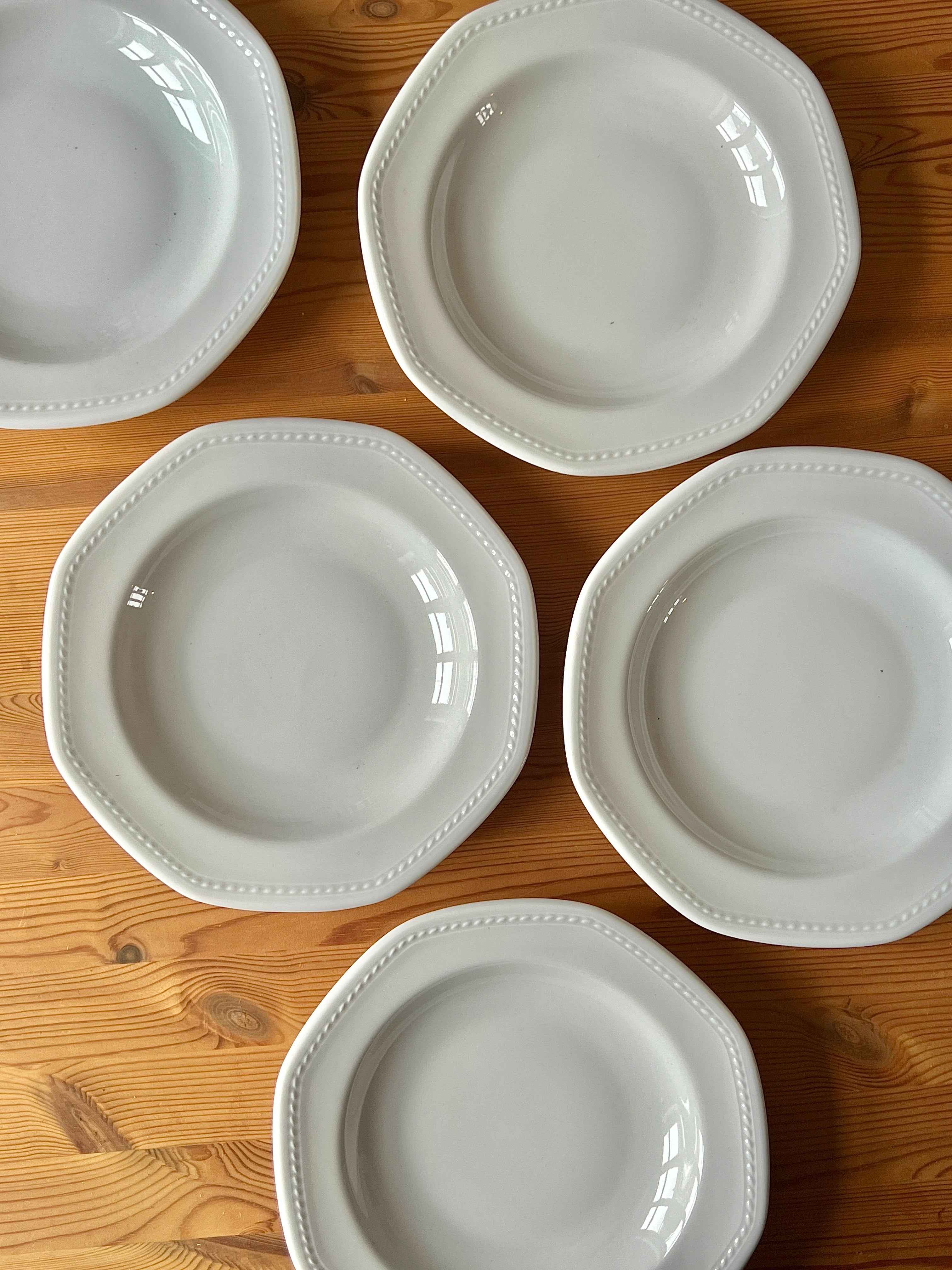 Kantede pastatallerkner med perleriflet mønster