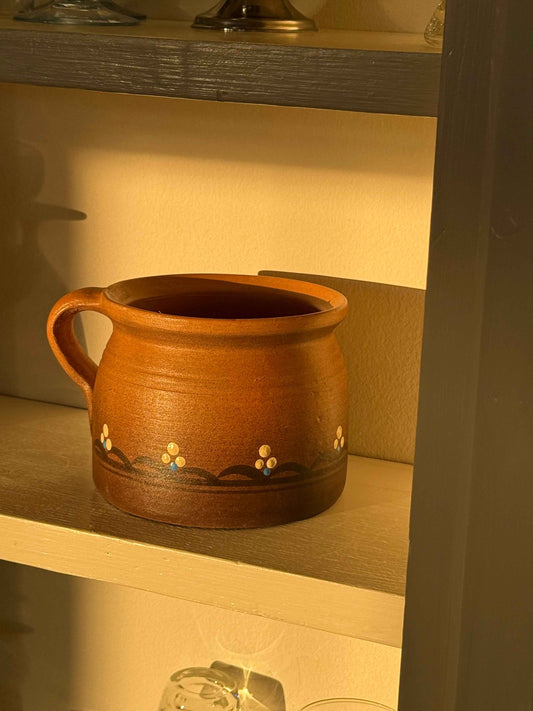 Vintage lerkrukke med hank