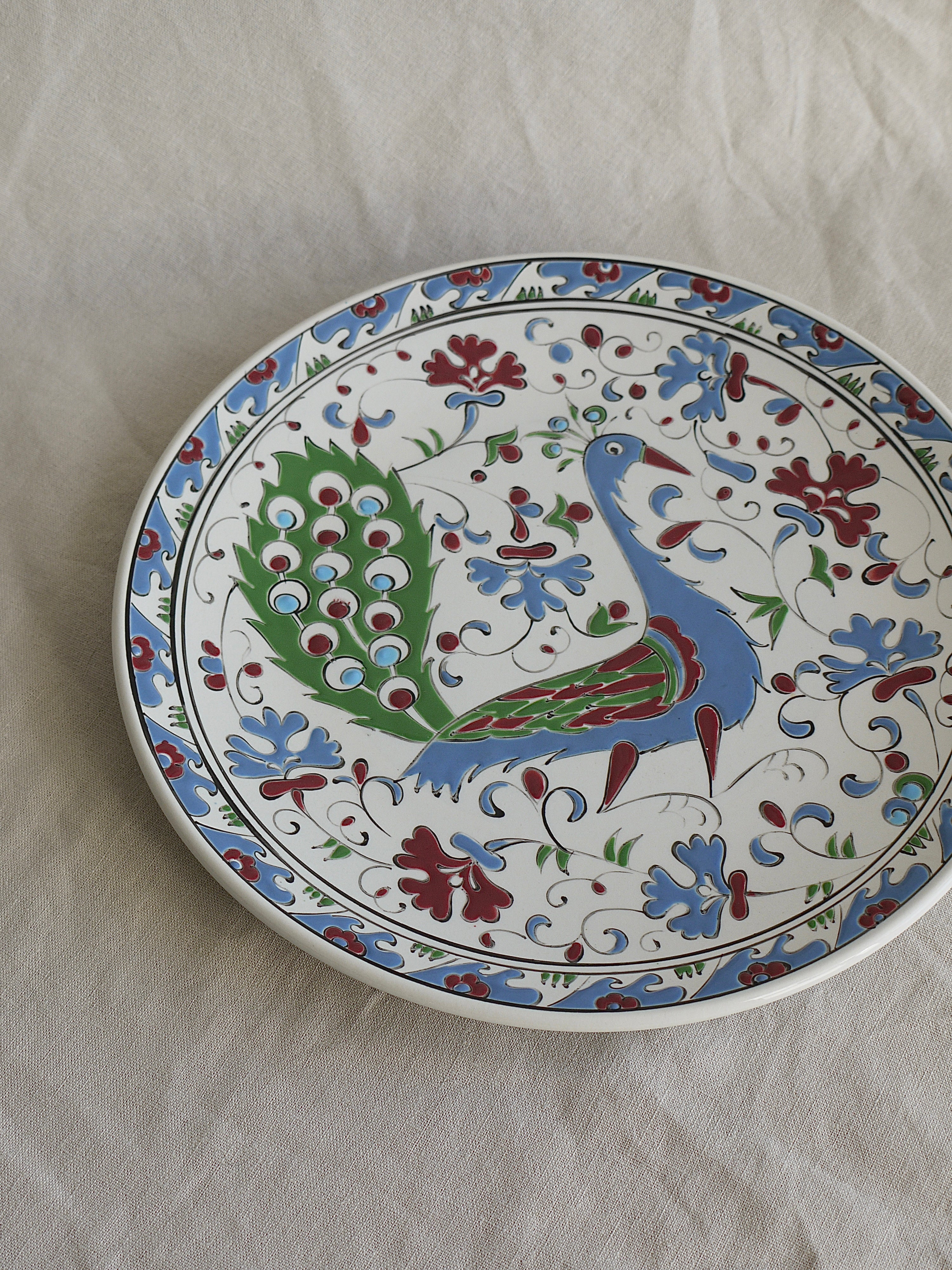 Håndmalet keramikfad med påfuglemotiv og mulighed for ophæng