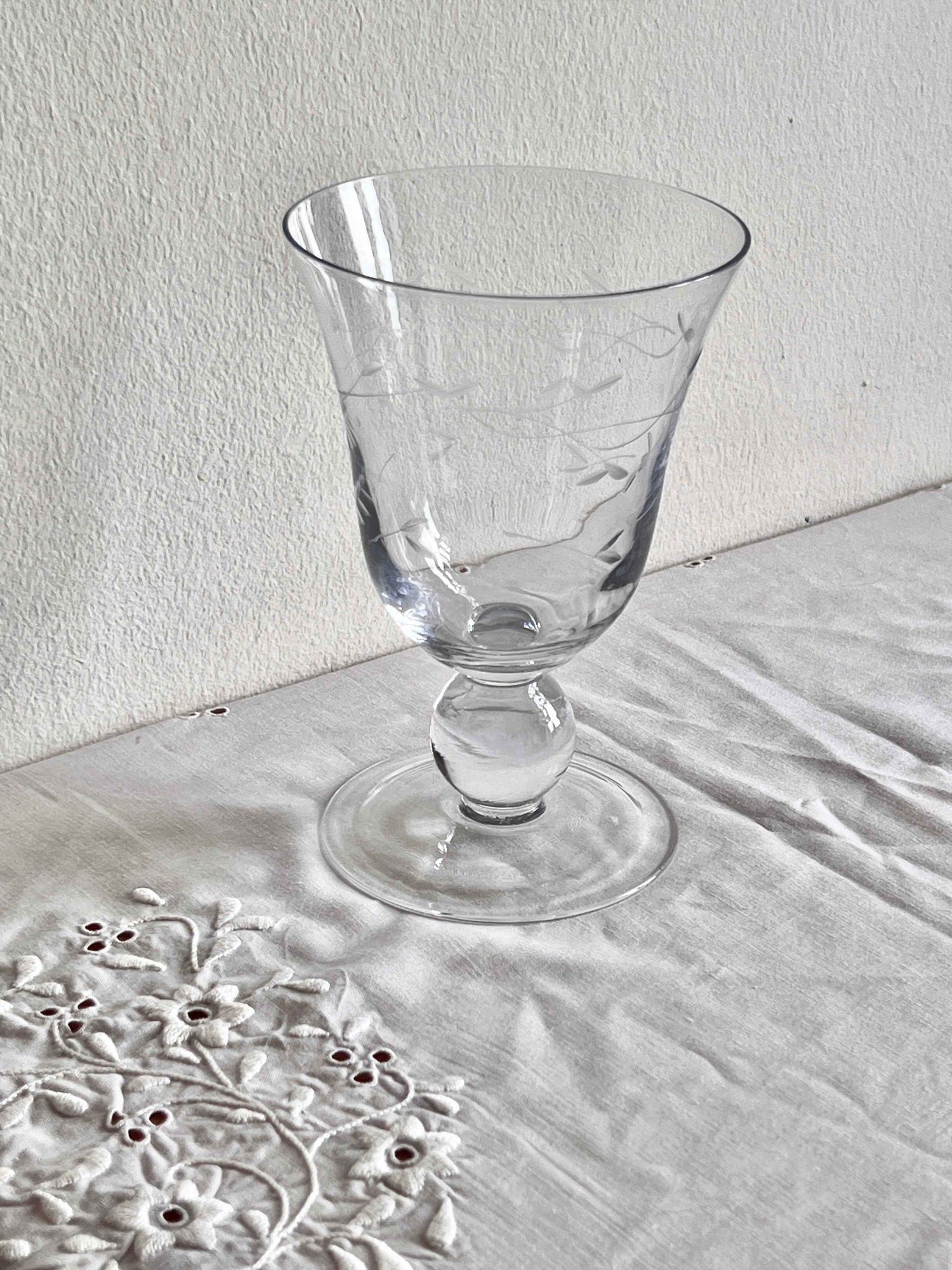 Glasvase med håndskåret motiv