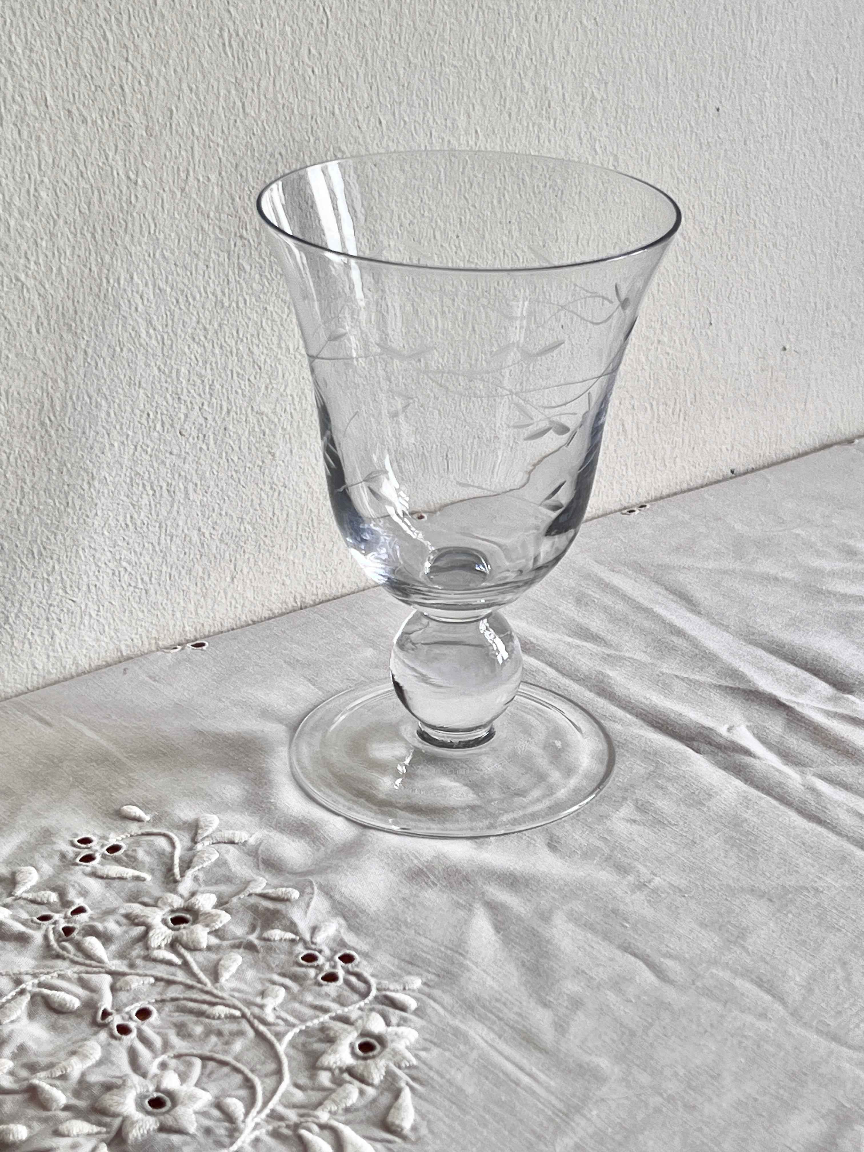 Glasvase med håndskåret motiv