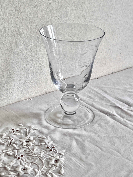 Glasvase med håndskåret motiv