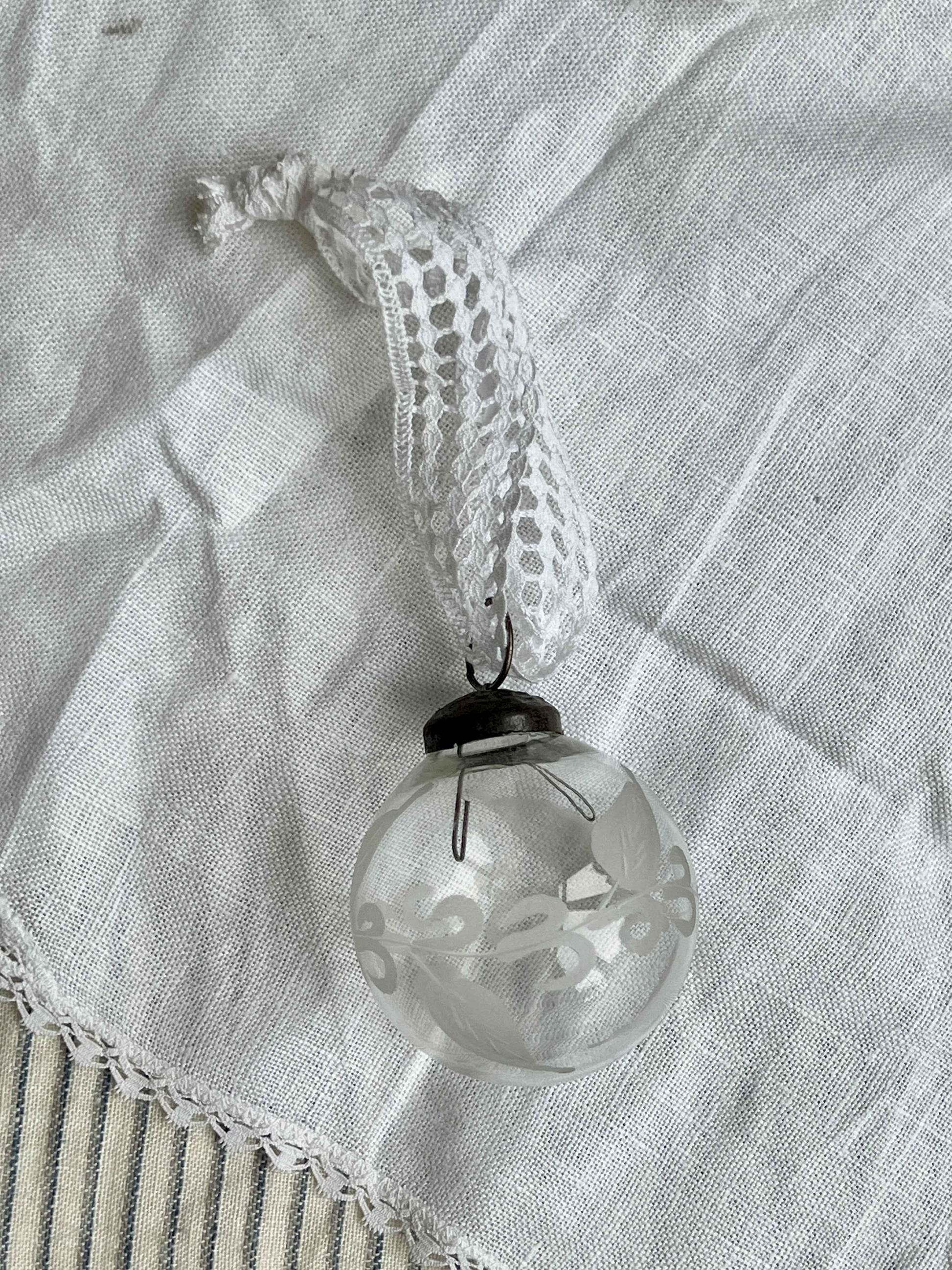 Fransk julekugle i klart glas med matteret bladmønster
