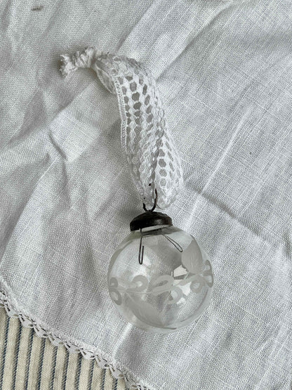 Fransk julekugle i klart glas med matteret bladmønster