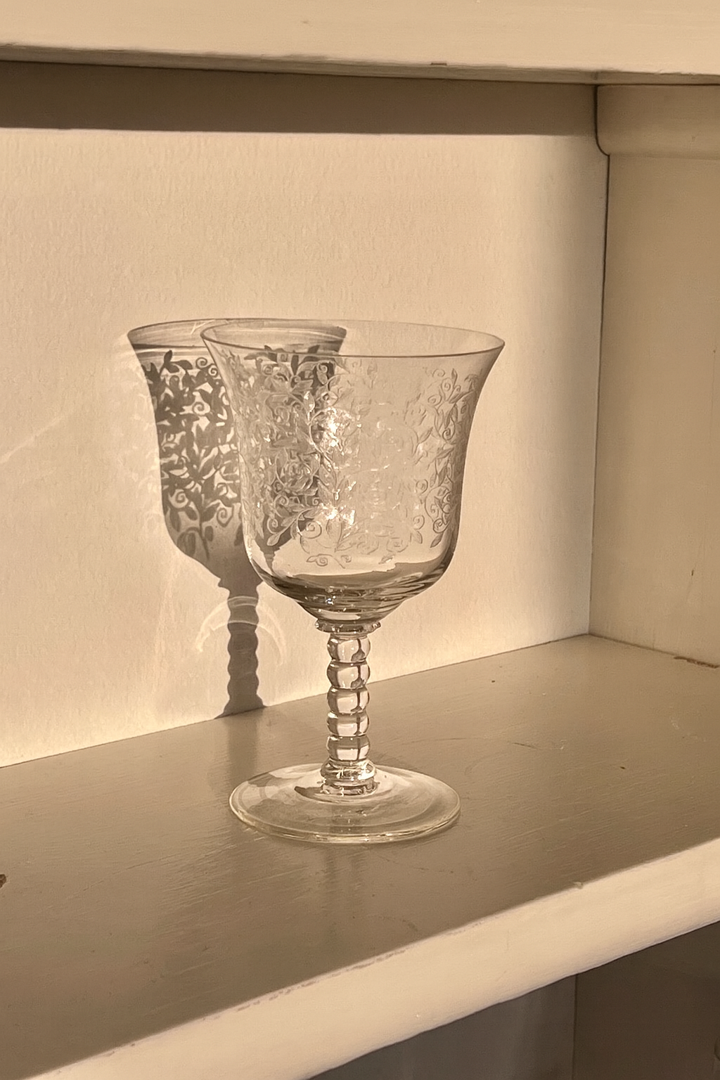 Vintage vinglas med slebet mønster