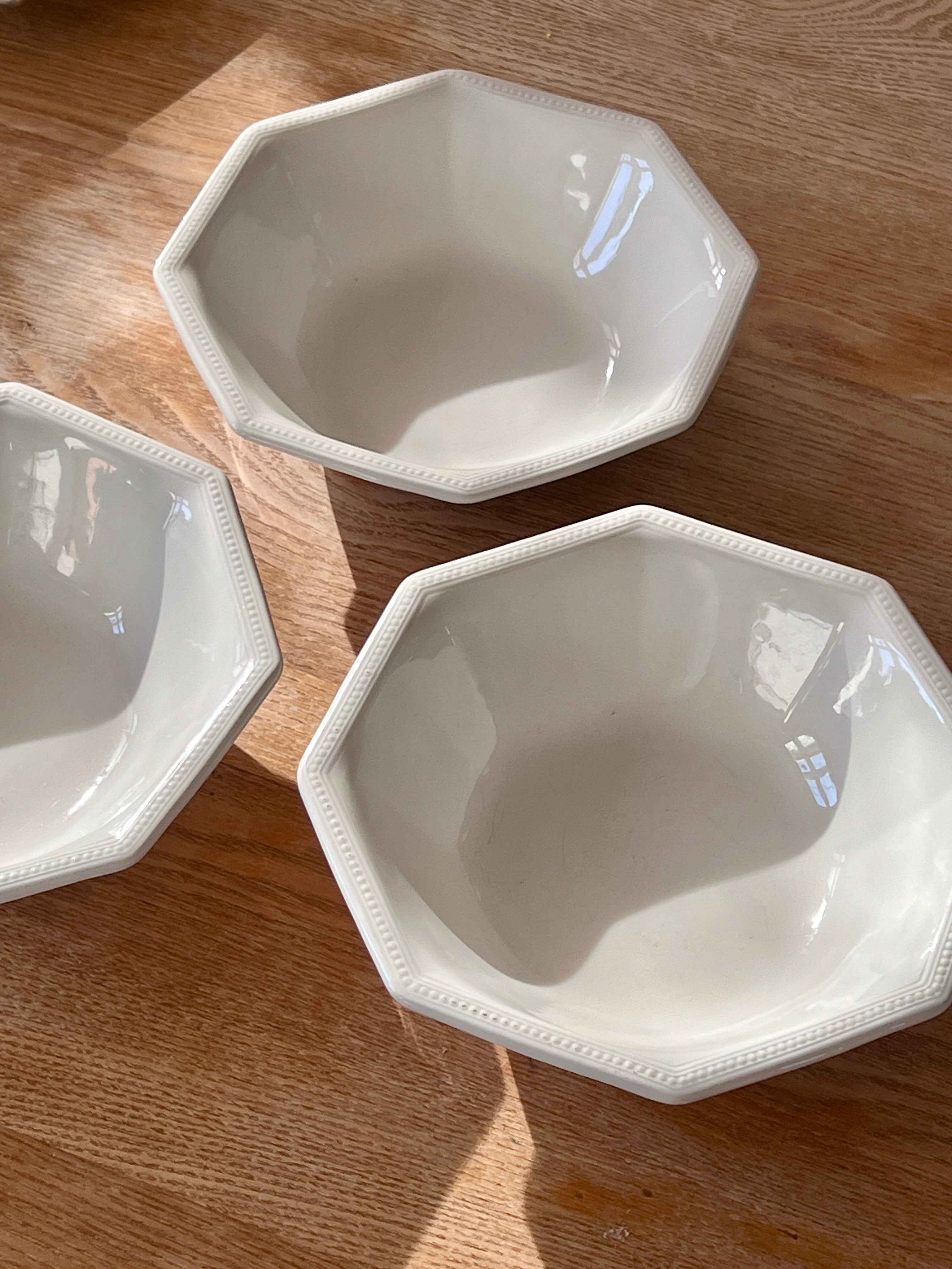 Kantede morgenmadsskåle i hvid porcelæn med riflet kant