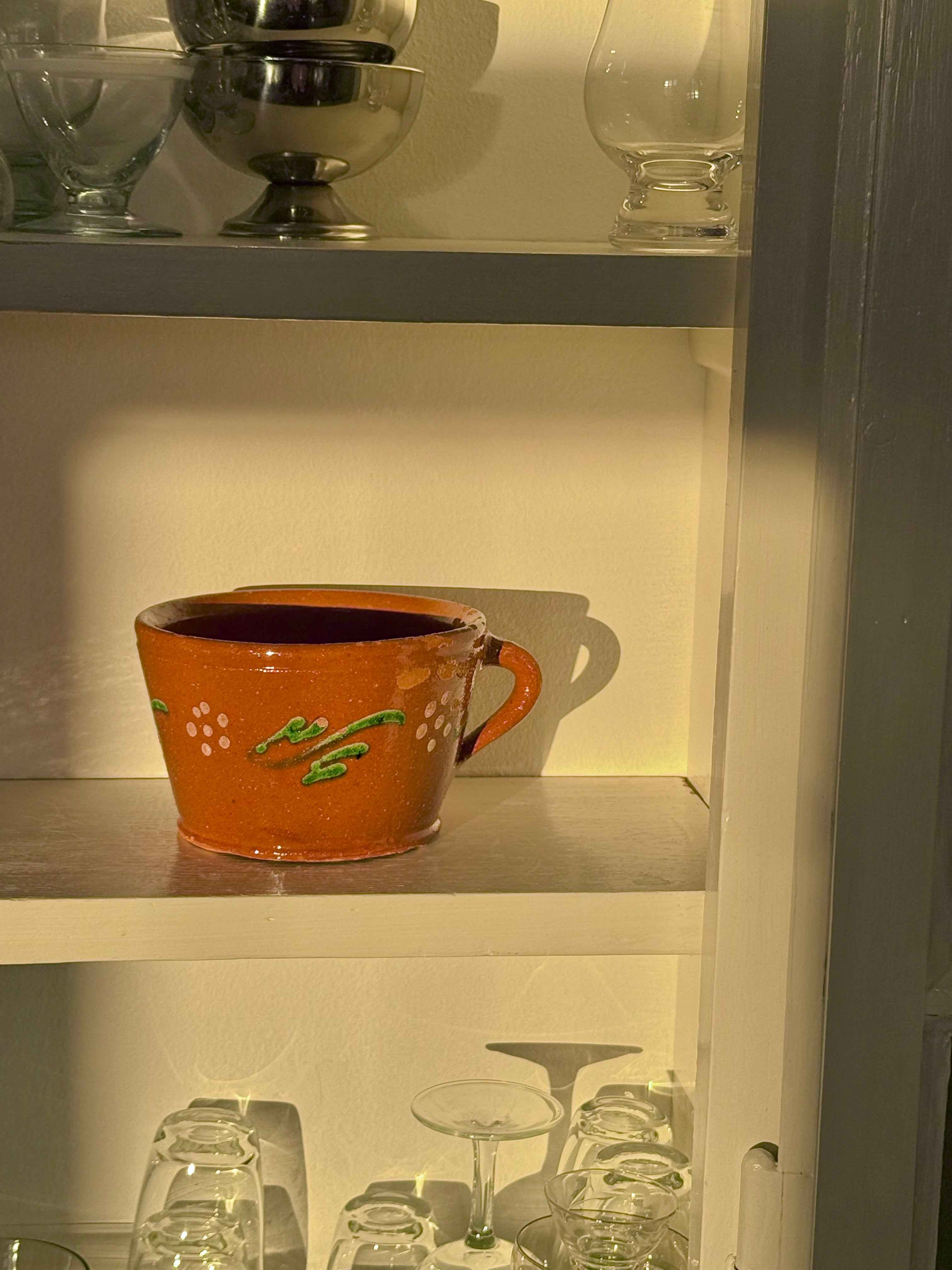 Håndmalet vintage lerkrukke med hank