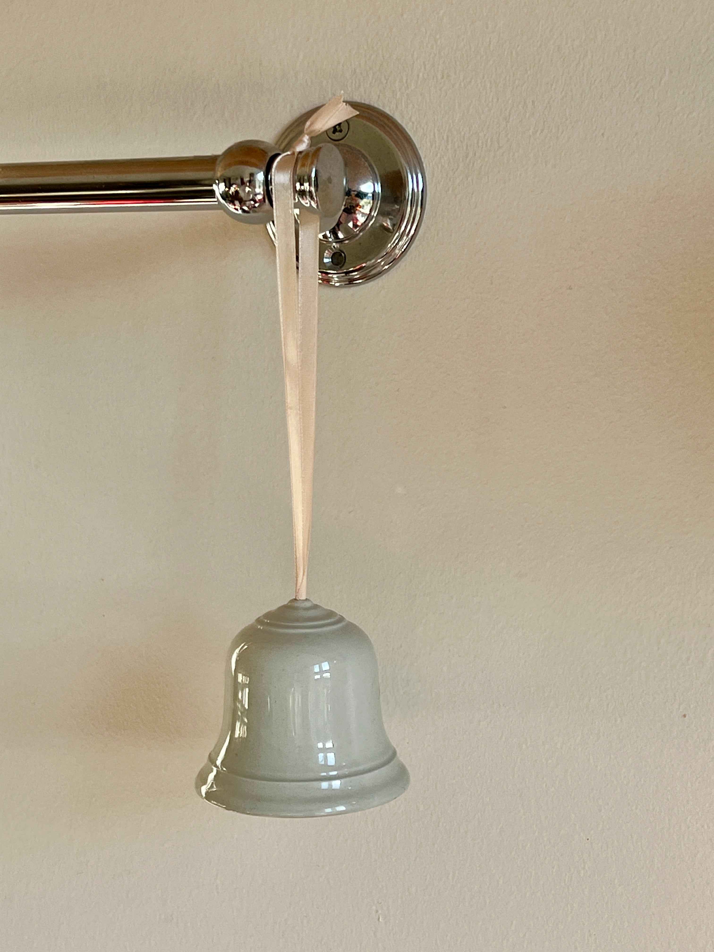 Vintage porcelænsklokke – med satinbånd