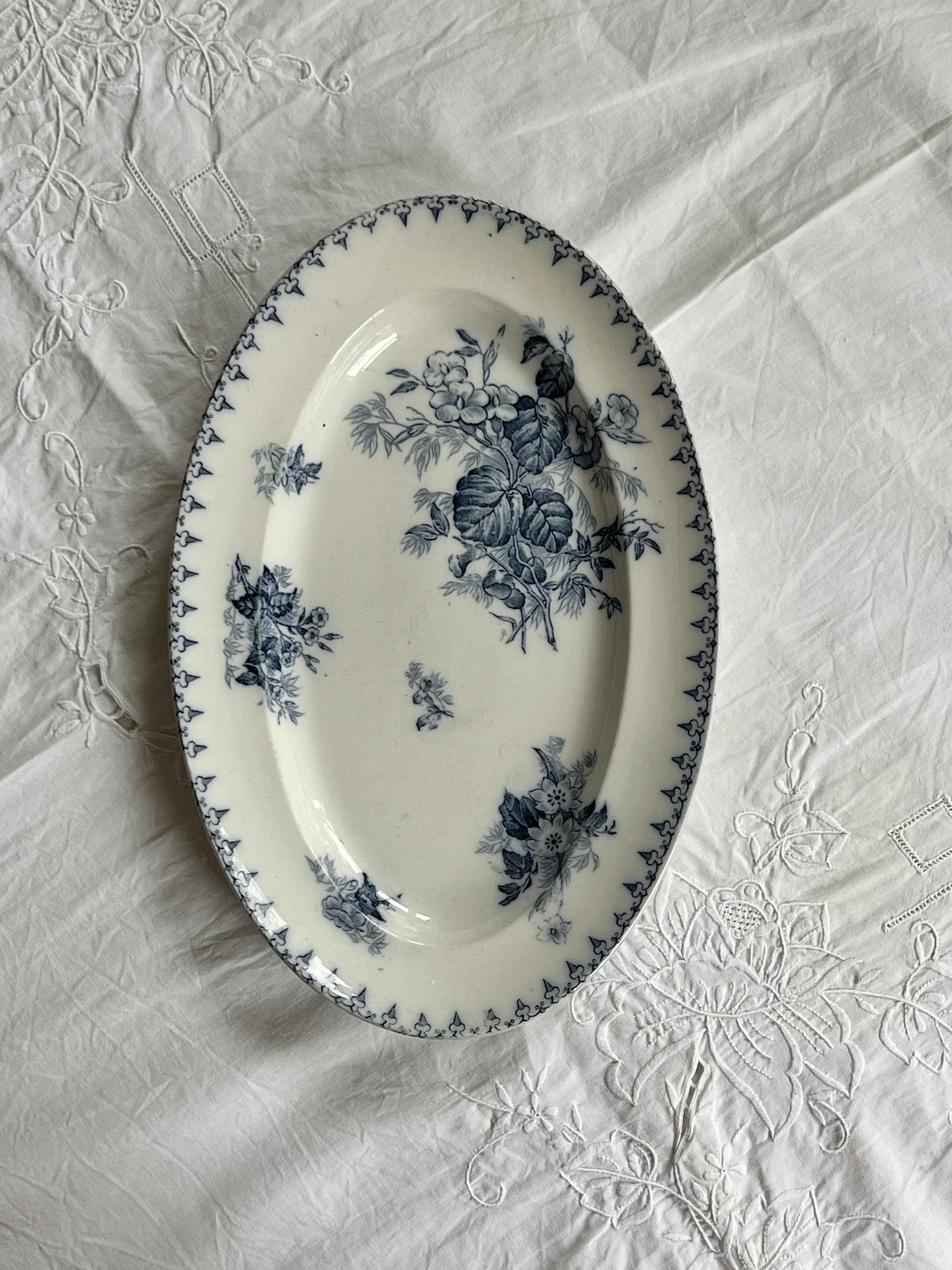 Fransk Vintage Fad “Flore” – Elegant Porcelæn (34,5x26,5 cm)