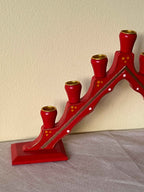 Rød lysestage i træ