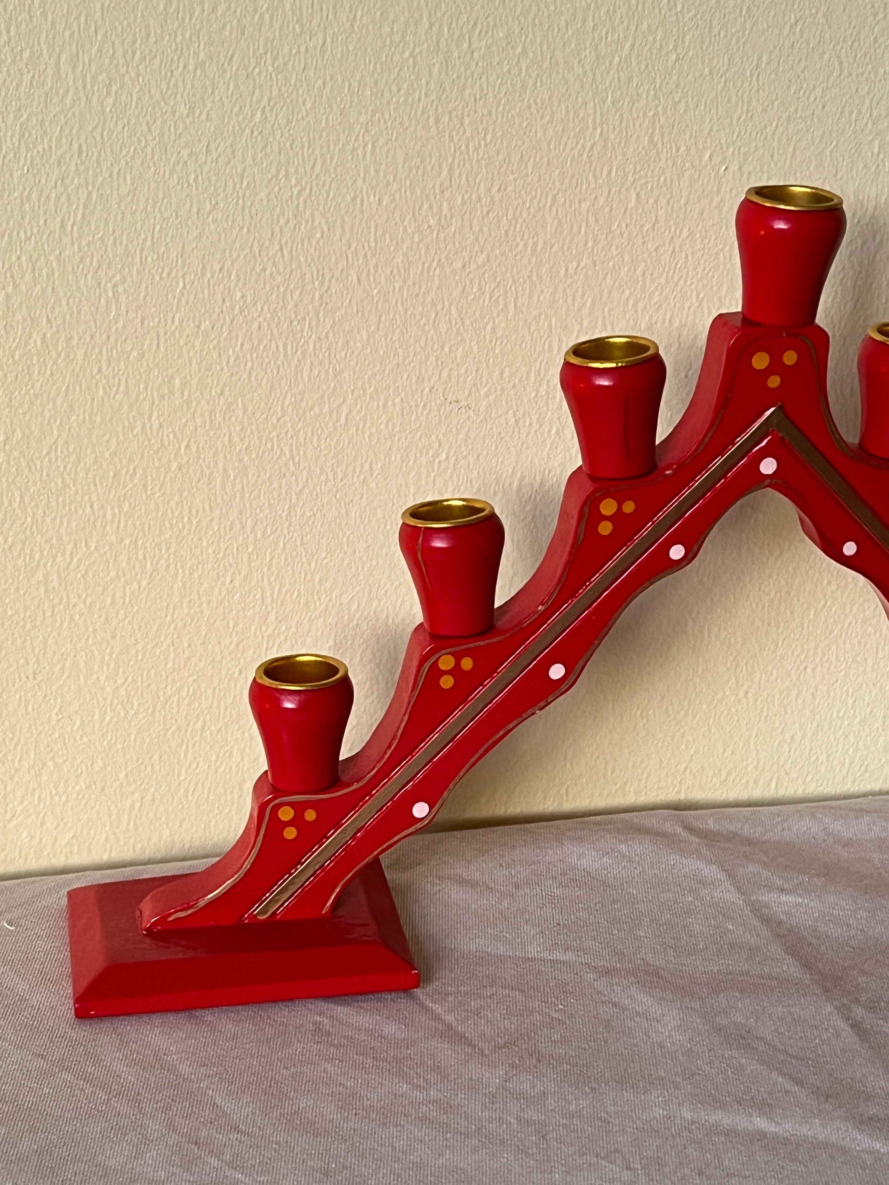 Rød lysestage i træ