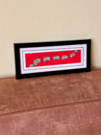 Babar illustration – marcherende, rød