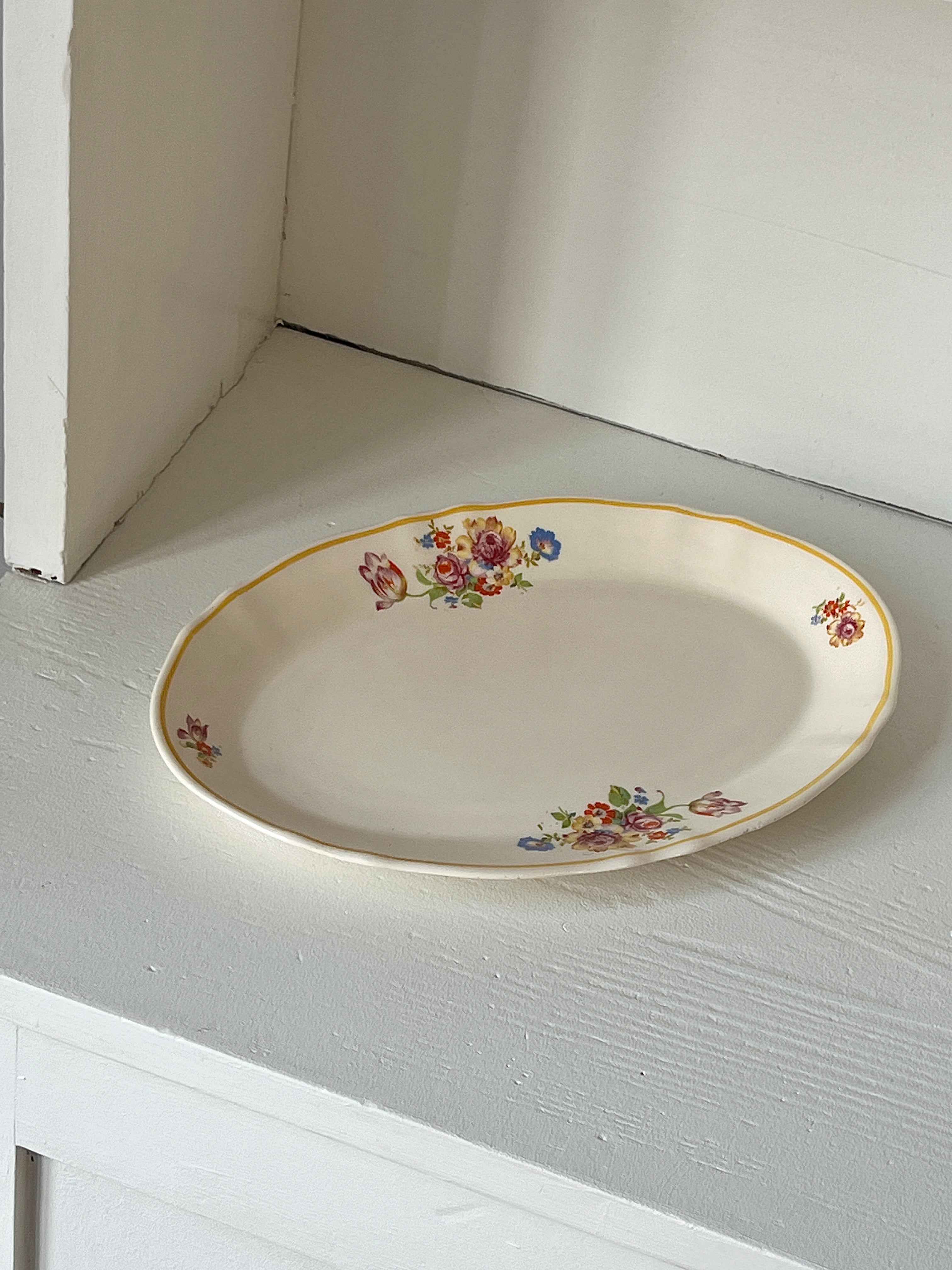 Vintage porcelænsfad med gul kant og blomster · L29 x B19,5 cm