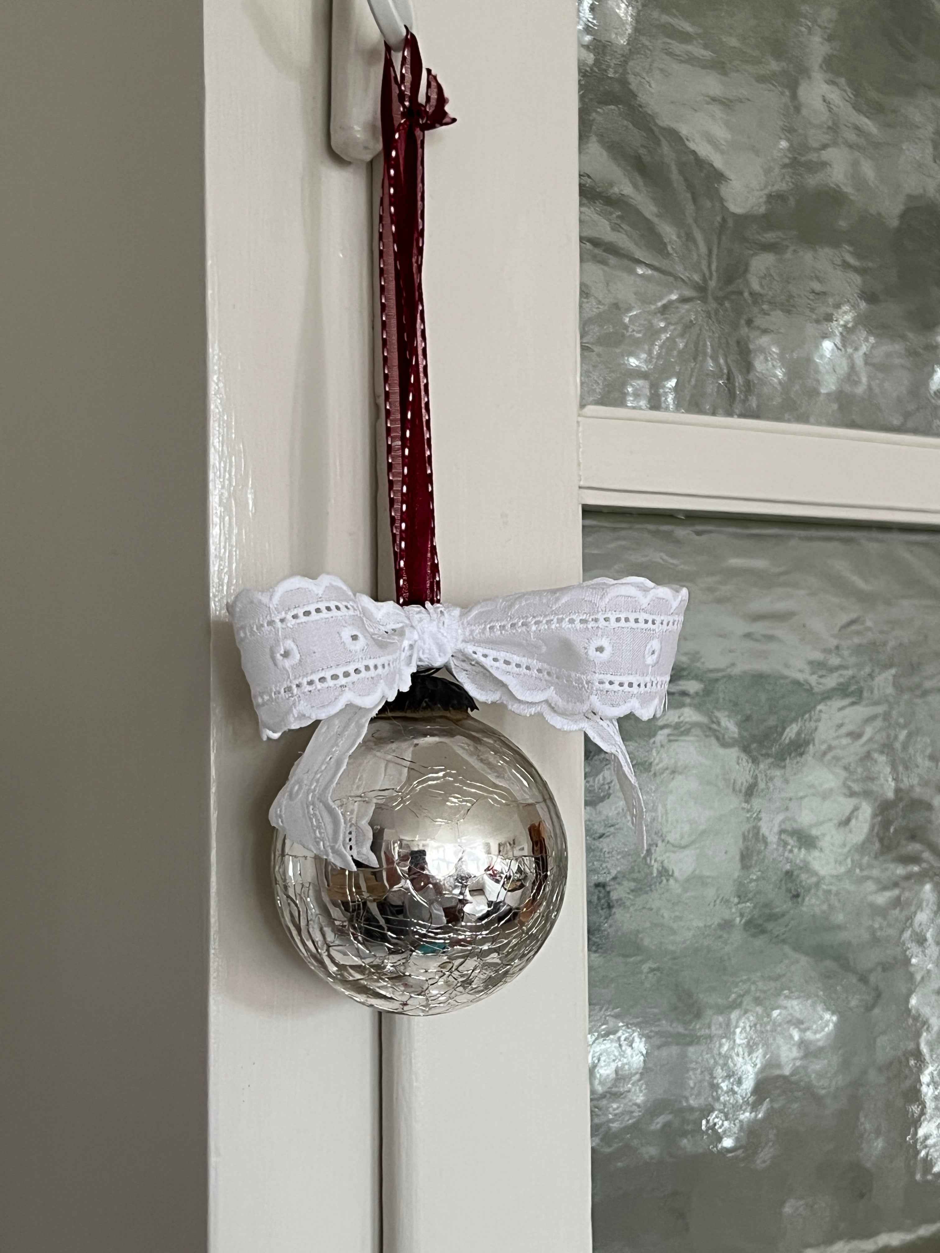 Stor sølv glas julekugle med krakeleret overflade og sløjfe af vintage bånd