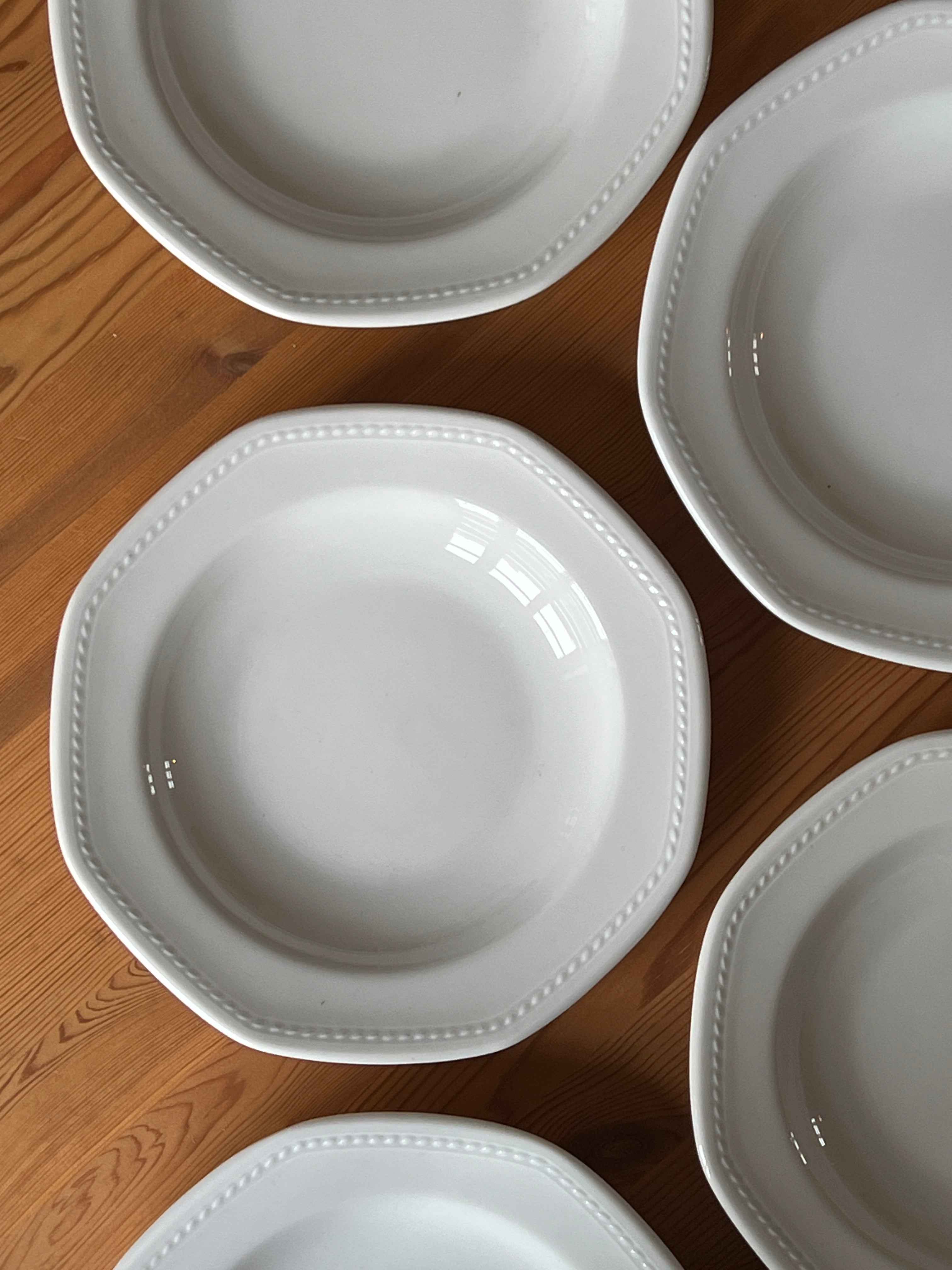 Kantede pastatallerkner med perleriflet mønster
