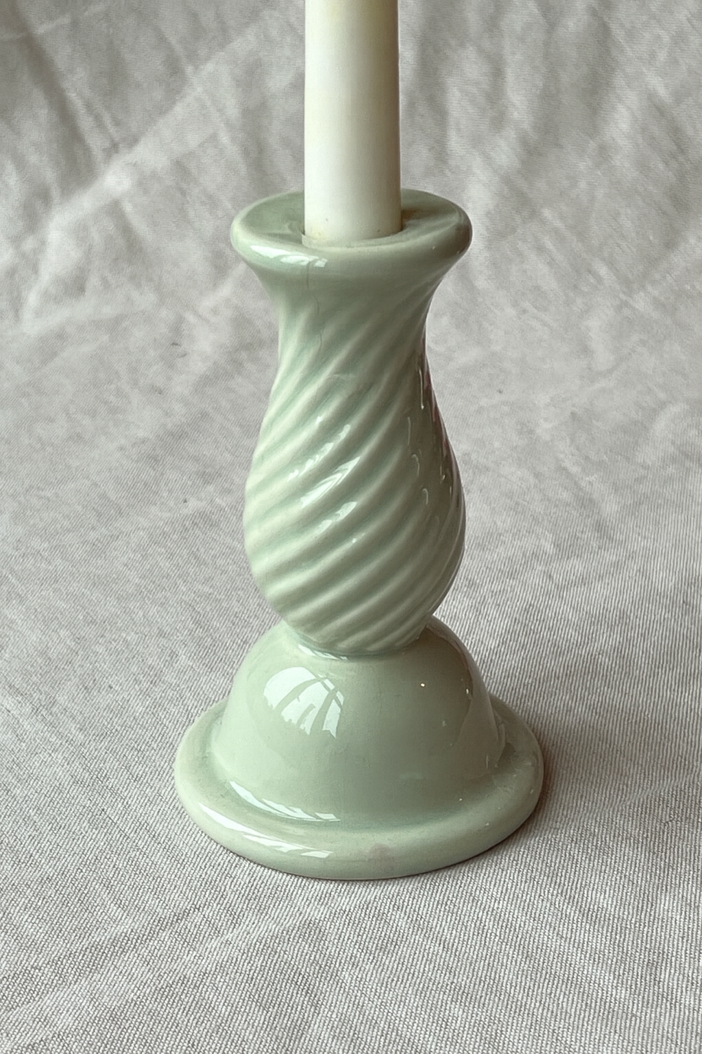 Lysegrøn keramisk lysestage med snoet form