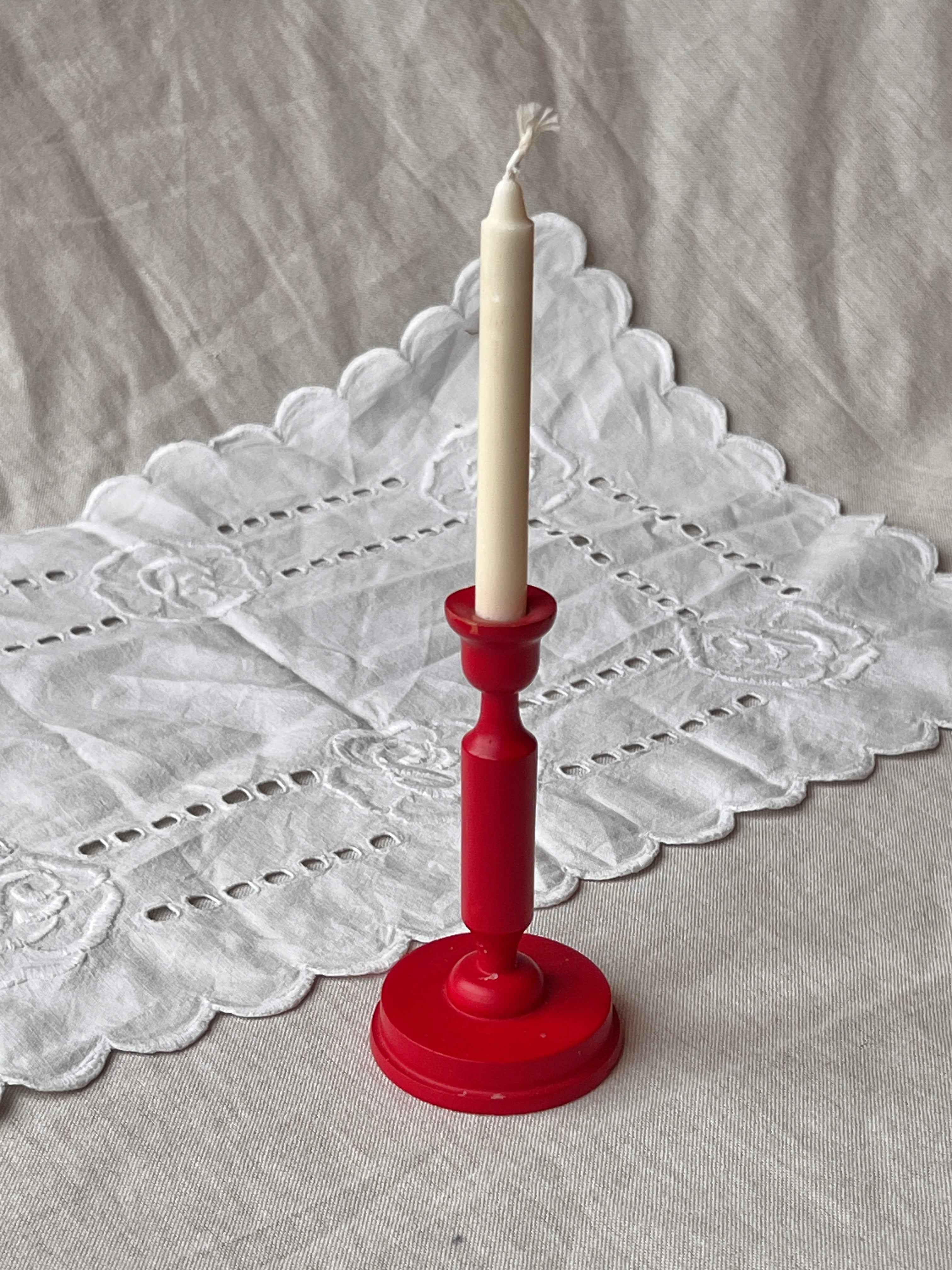 Rød svensk lysestage i træ