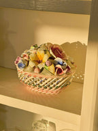 Keramik blomsterskål med håndmodellerede blomster