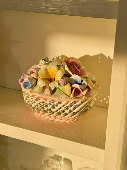 Keramik blomsterskål med håndmodellerede blomster