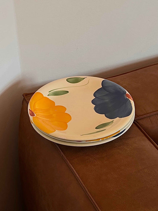 Frokosttallerkener i porcelæn med håndmalede blomster – Ø21 cm