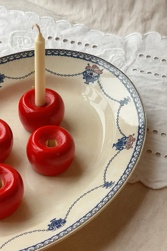 Rød æblelignende træstage til små-lys